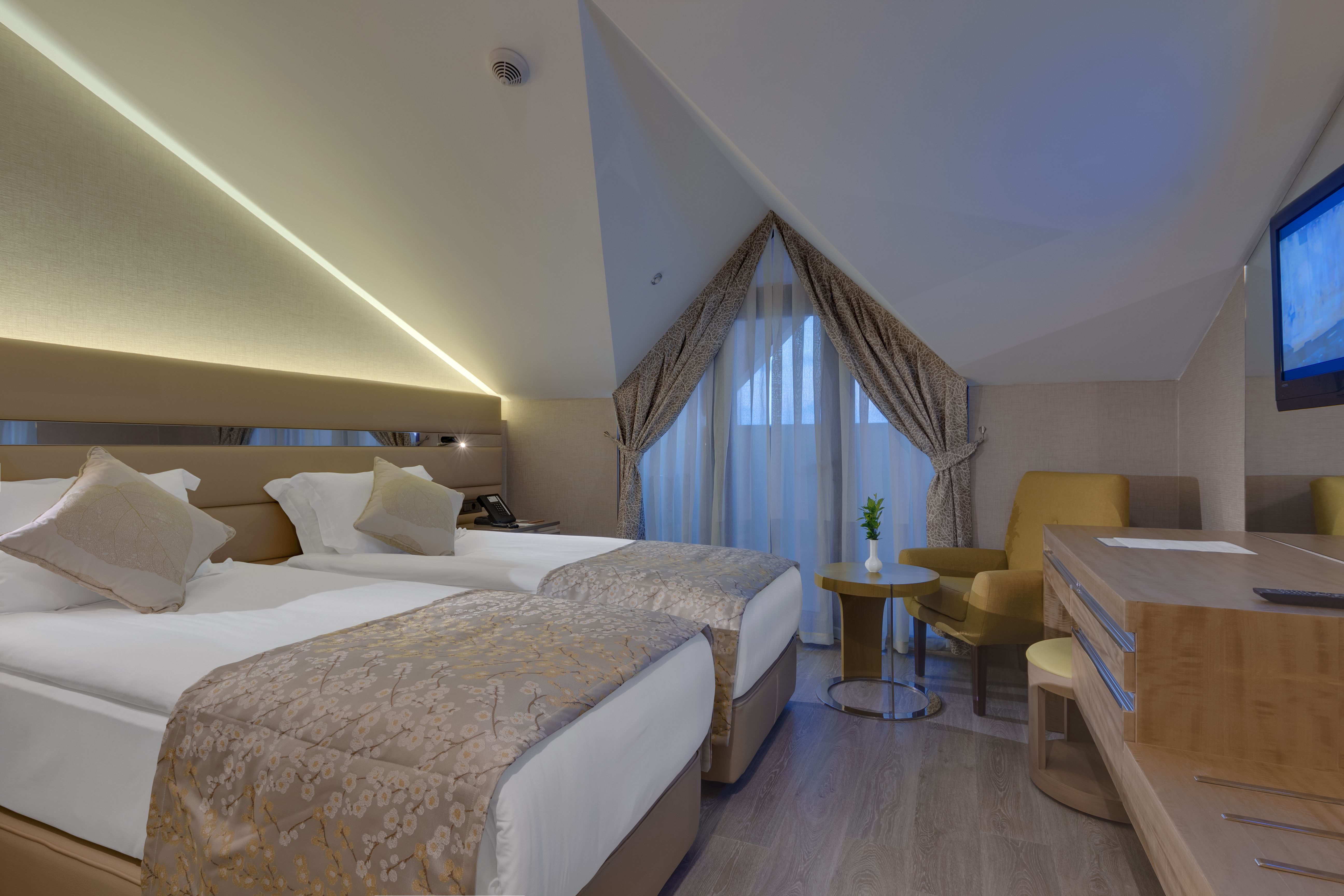 ECONOMY ROOF ROOM 