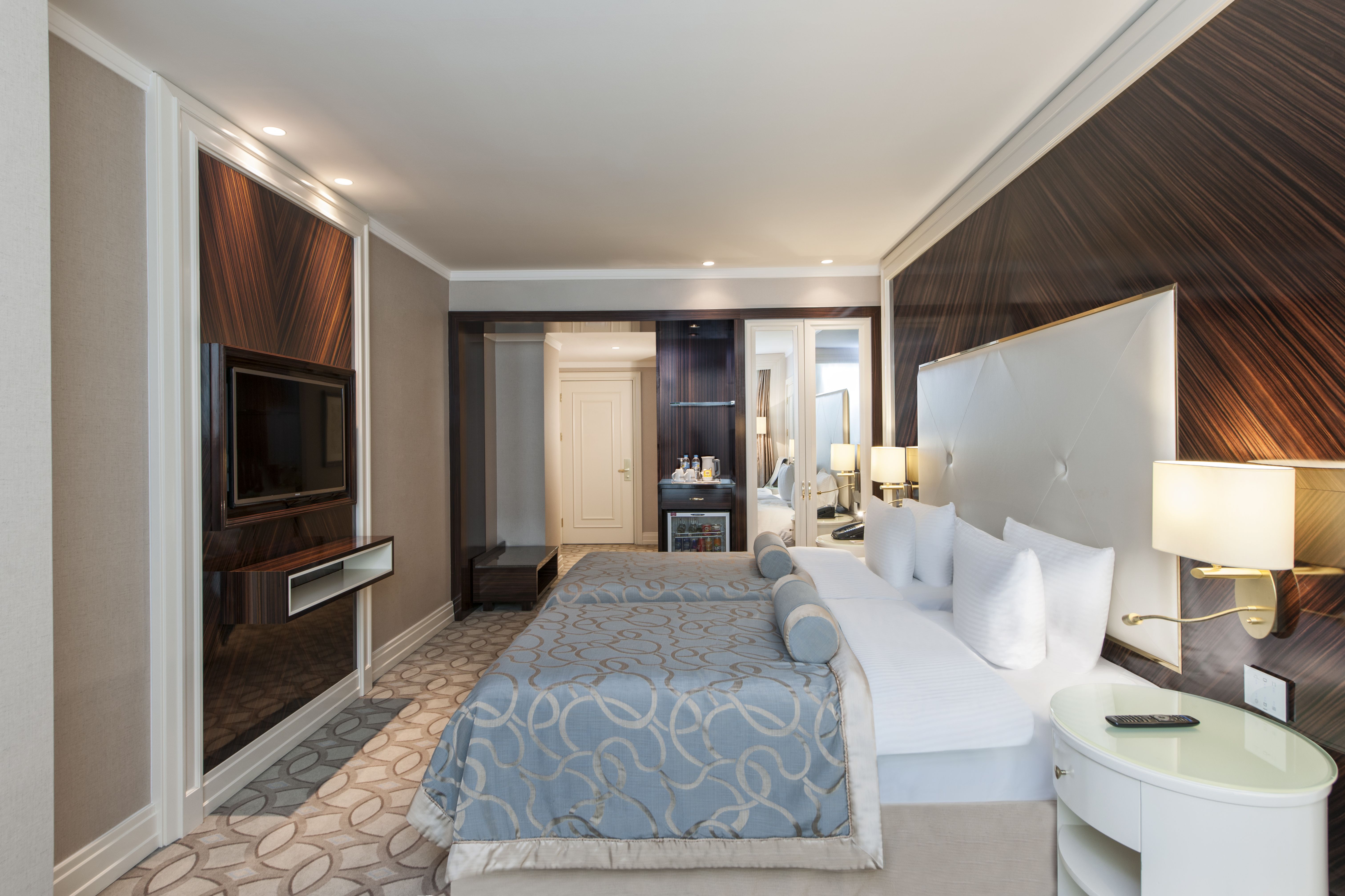 DOUBLE CONNECTING ROOM