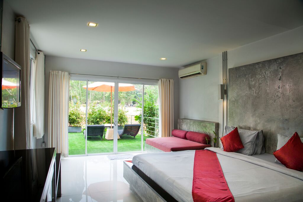 Grand Deluxe Pool Side 