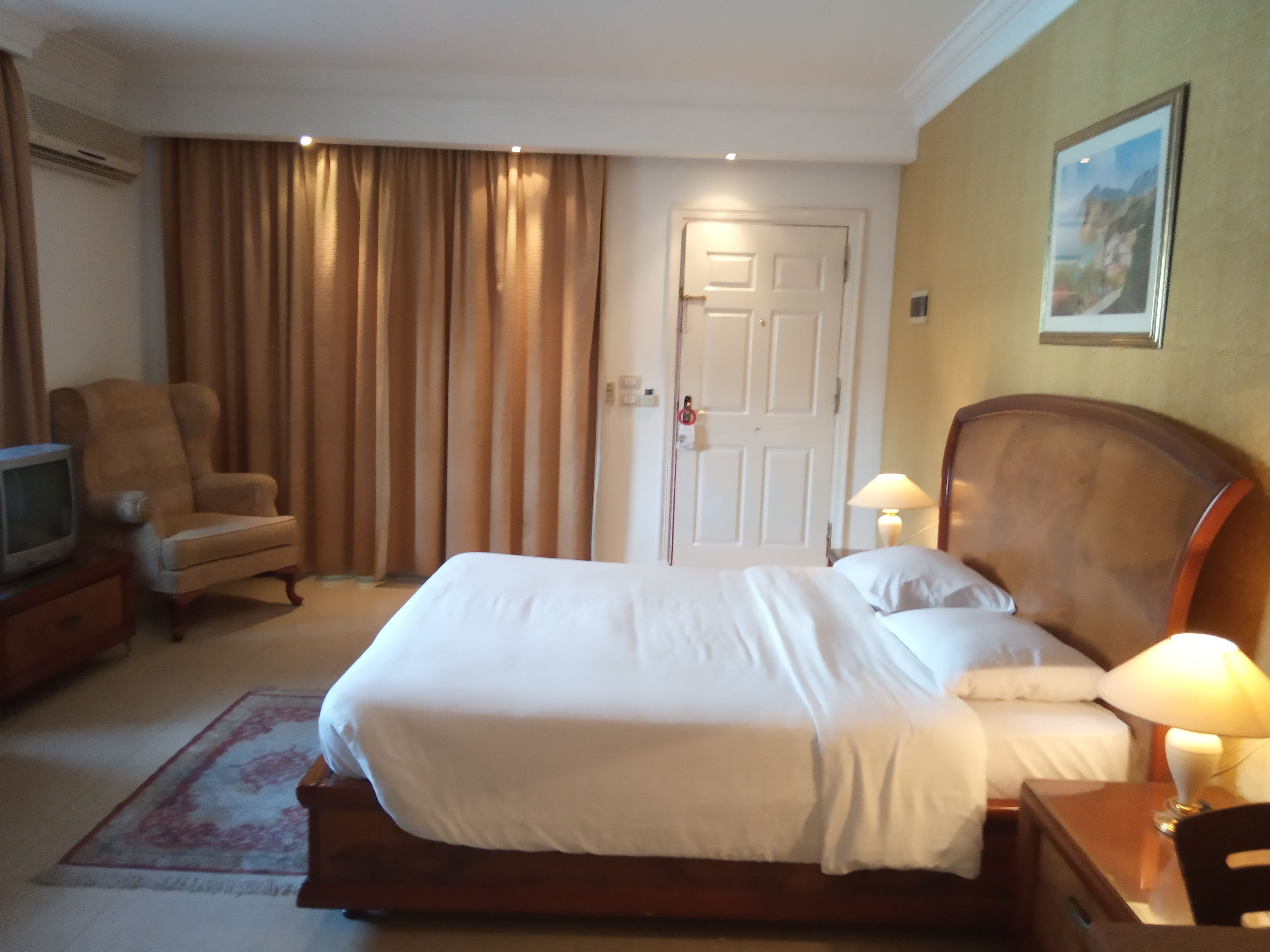 DELUXE ROOMS