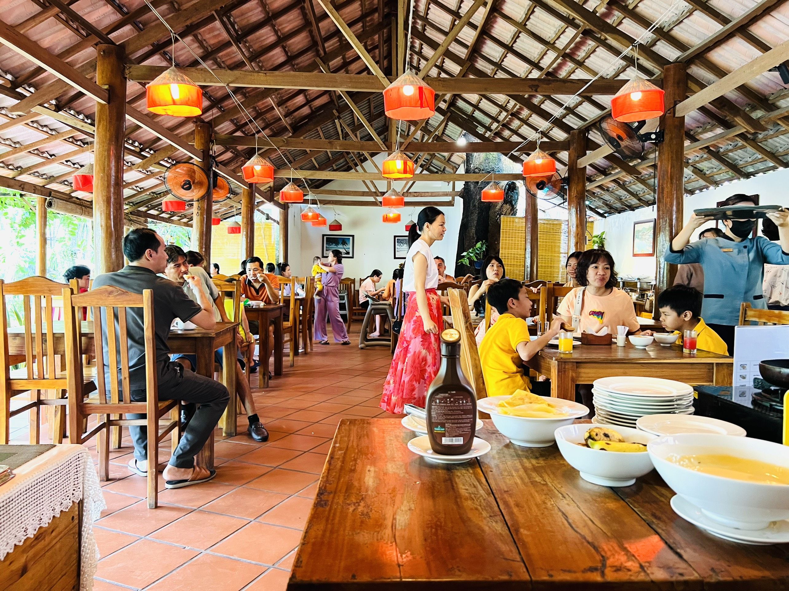 MAIN RESTAURANT