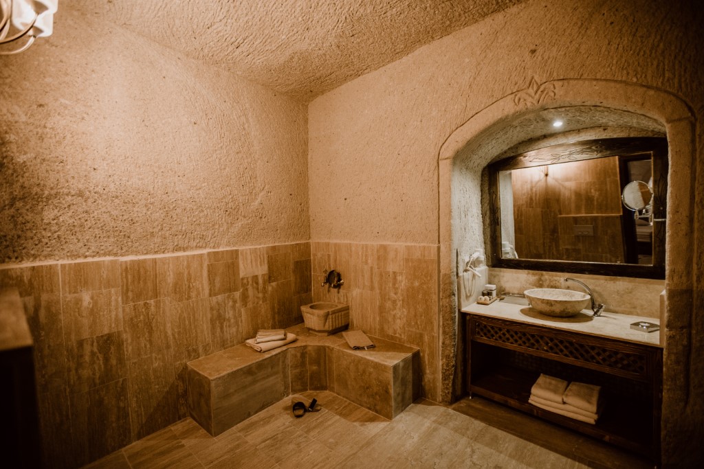 HONEYMOON SUITE