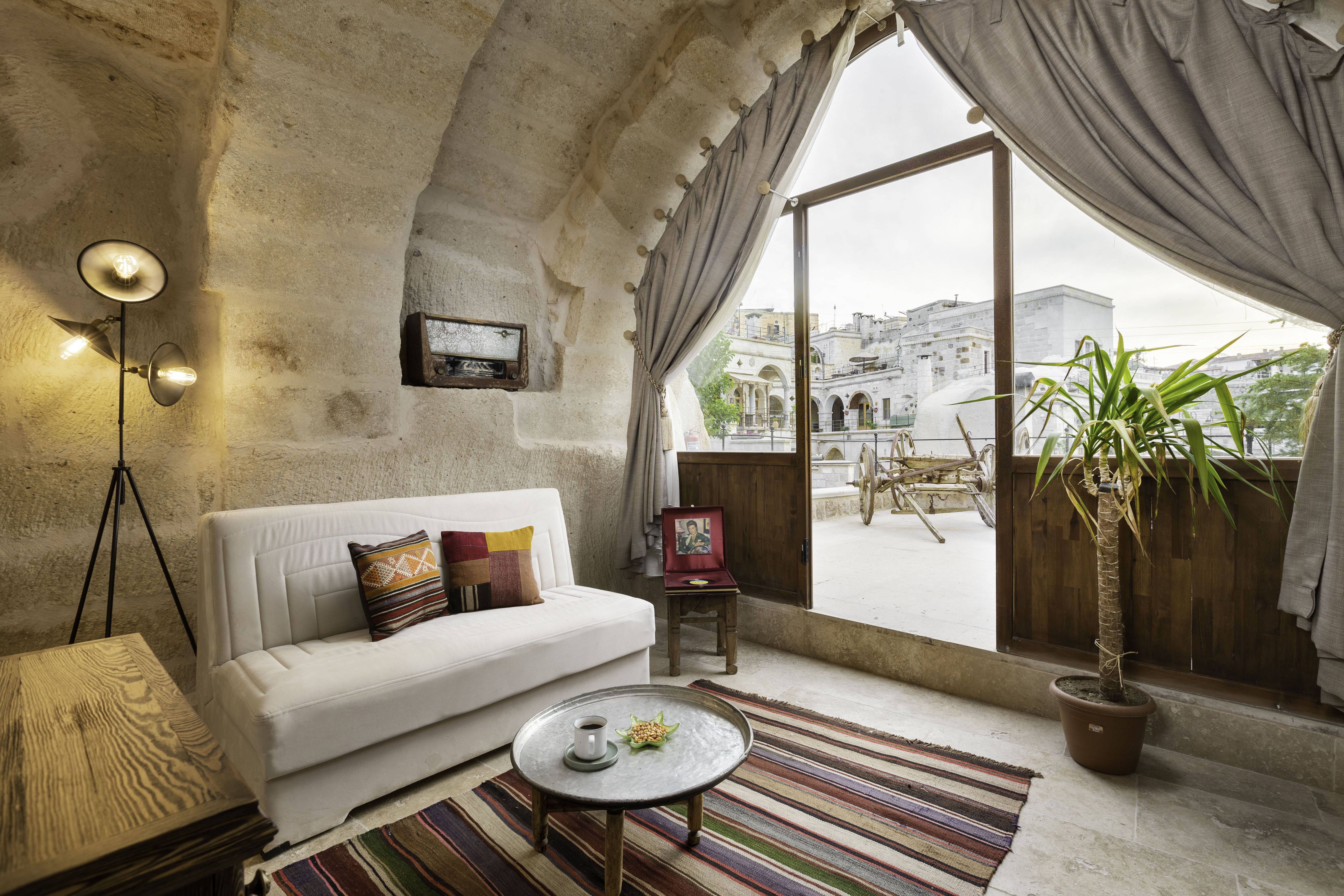 CAVE ROOM WITH JACUZZI