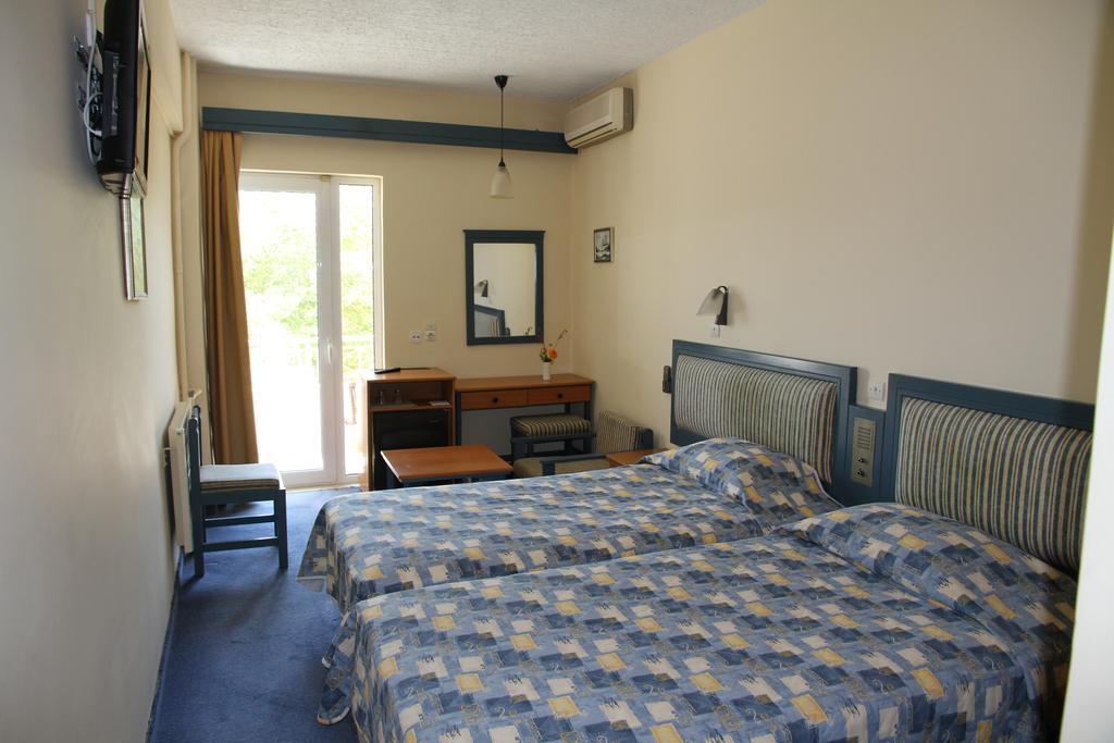 TWIN ROOM