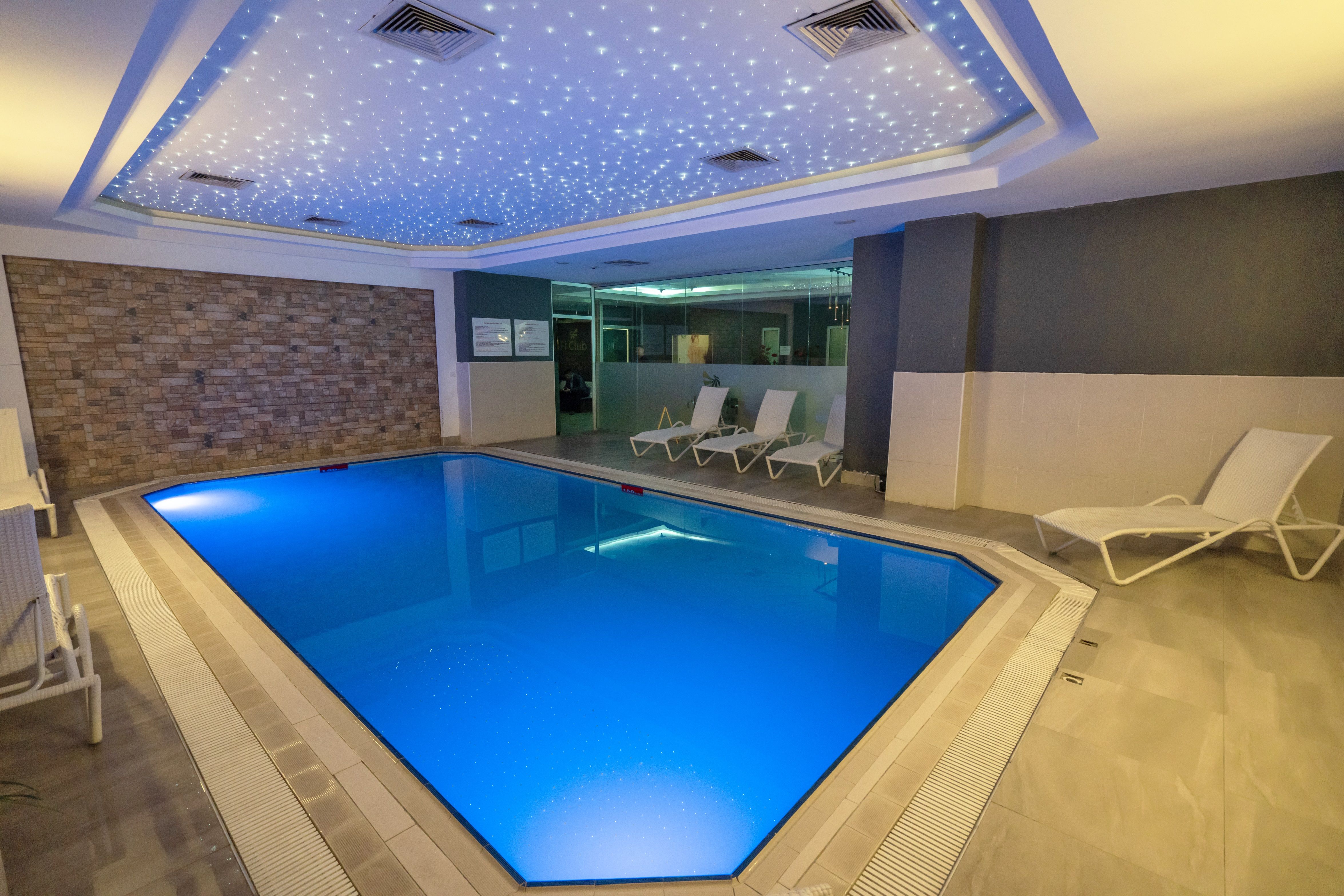 Piscină interioară