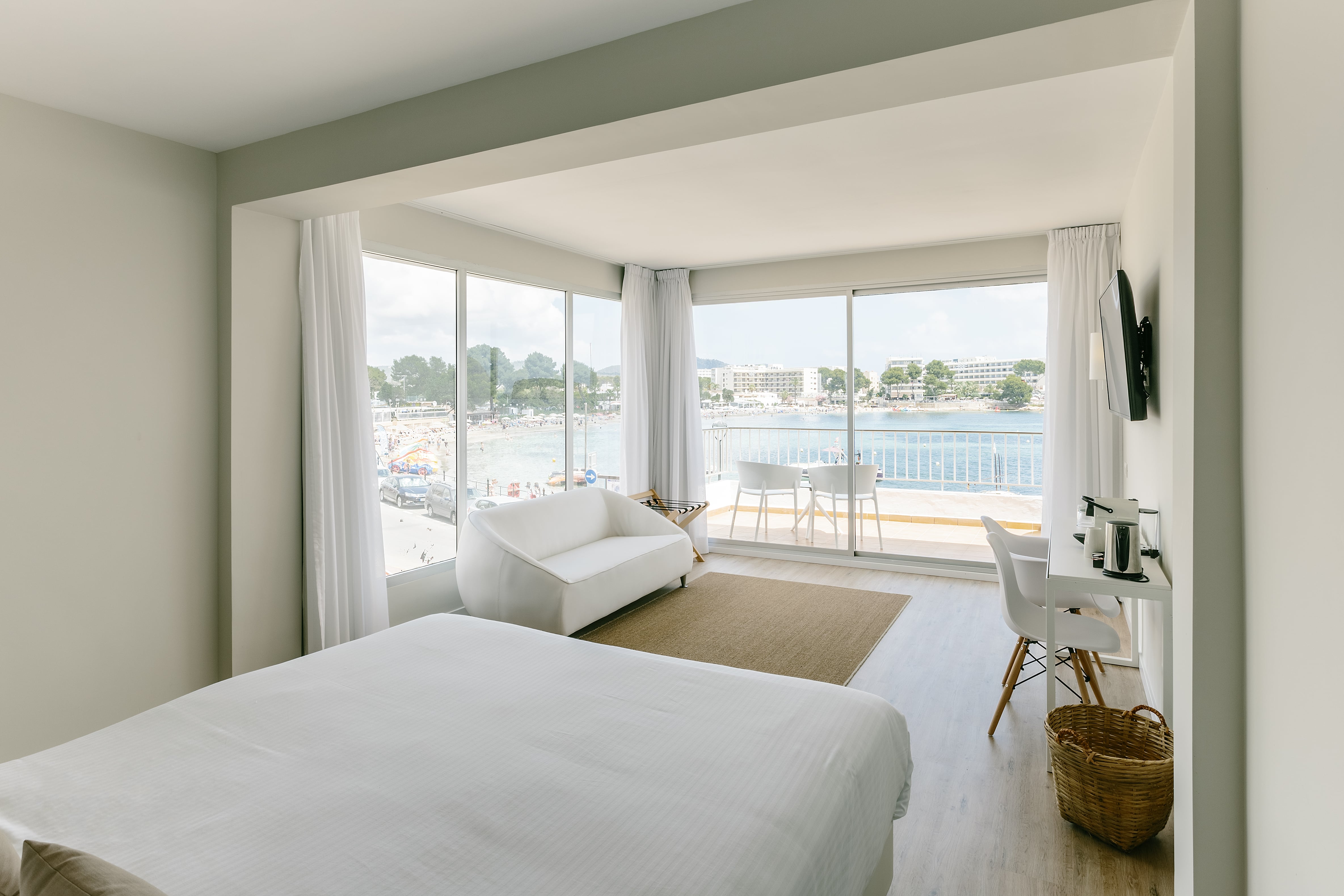 JUNIOR SUITE FRONTAL SEA VIEW BALCONY OR TERRACE