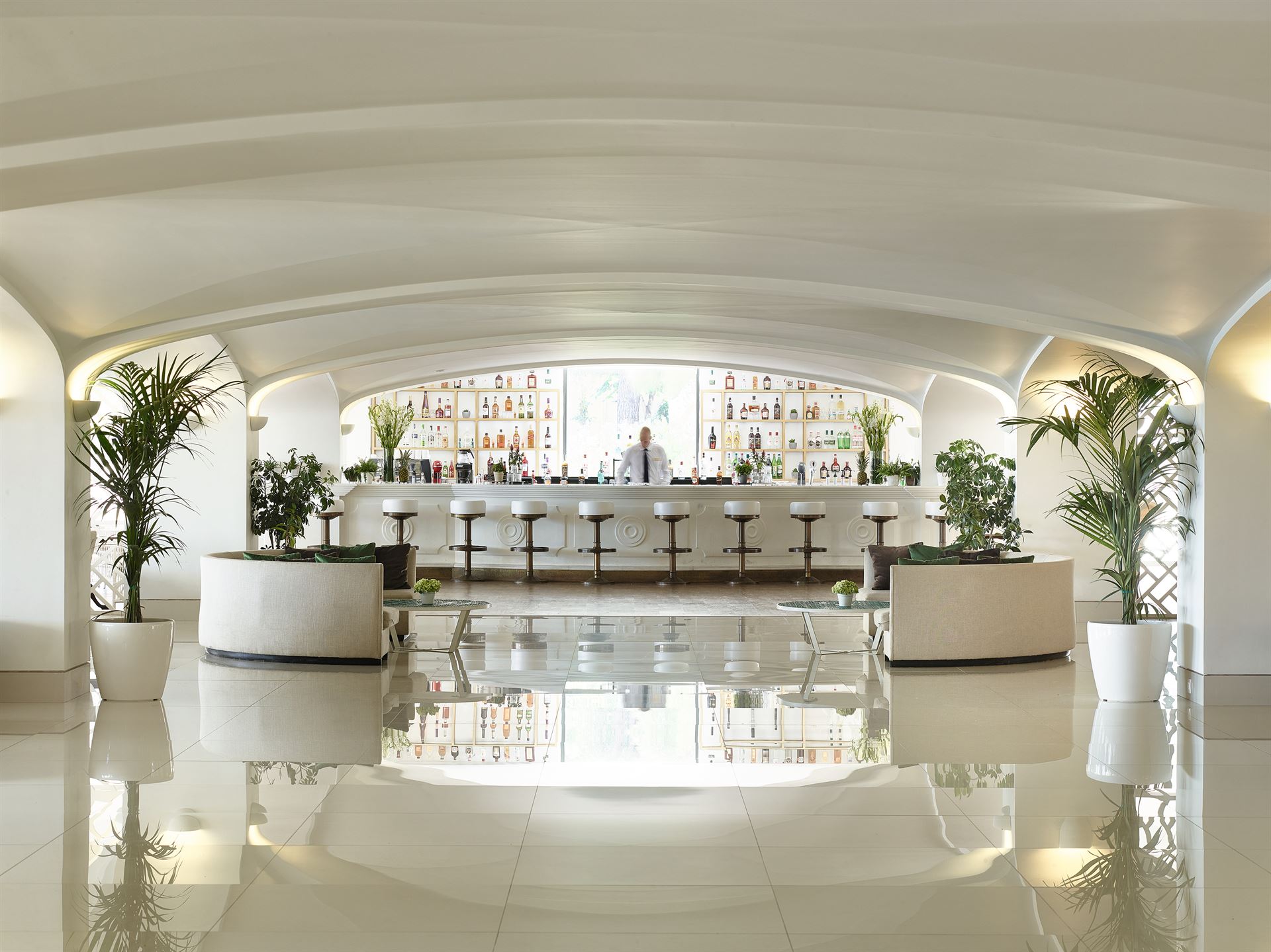 KIPARISSI TERRACE BAR & SALON