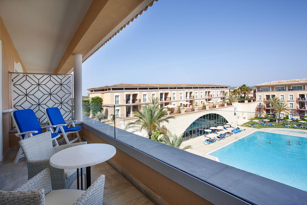 SUITE SWIMMING POOL VIEW BALCONY