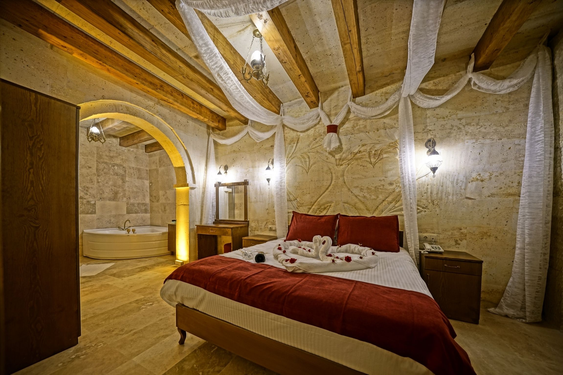 FAMILY AND HONEYMOON SUITE ROOM