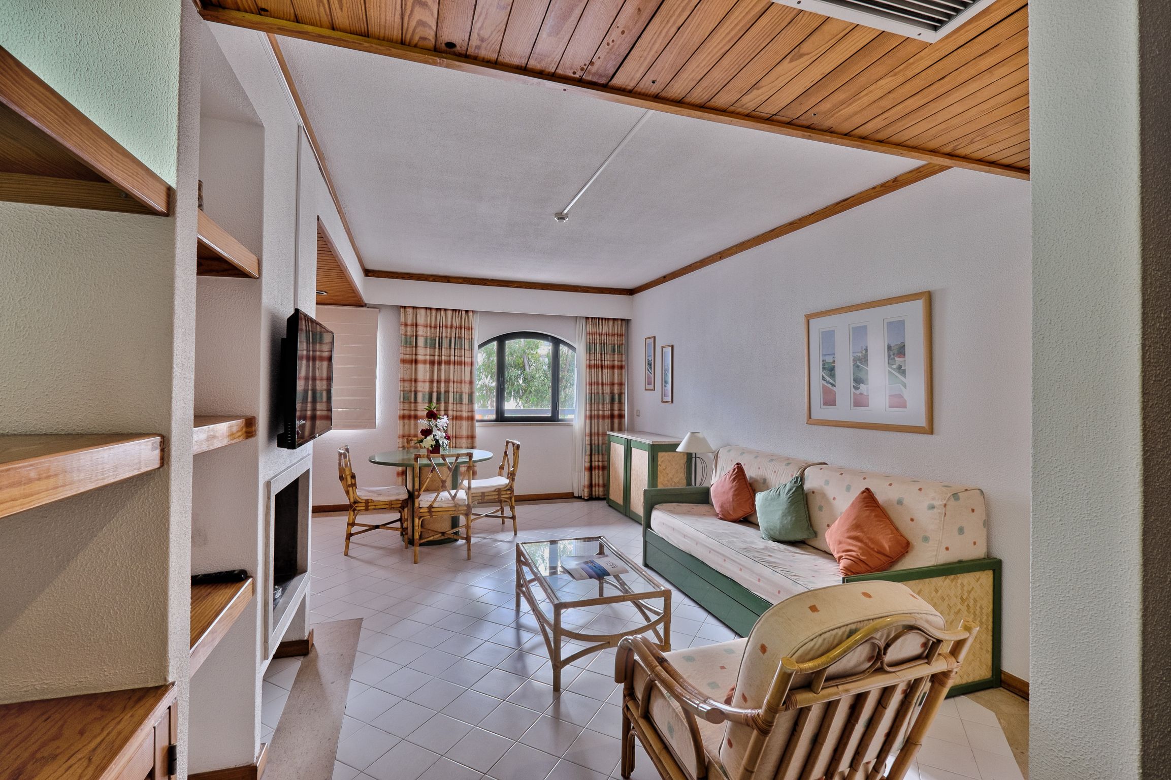 SUPERIOR ONE BEDROOM APARTMENT