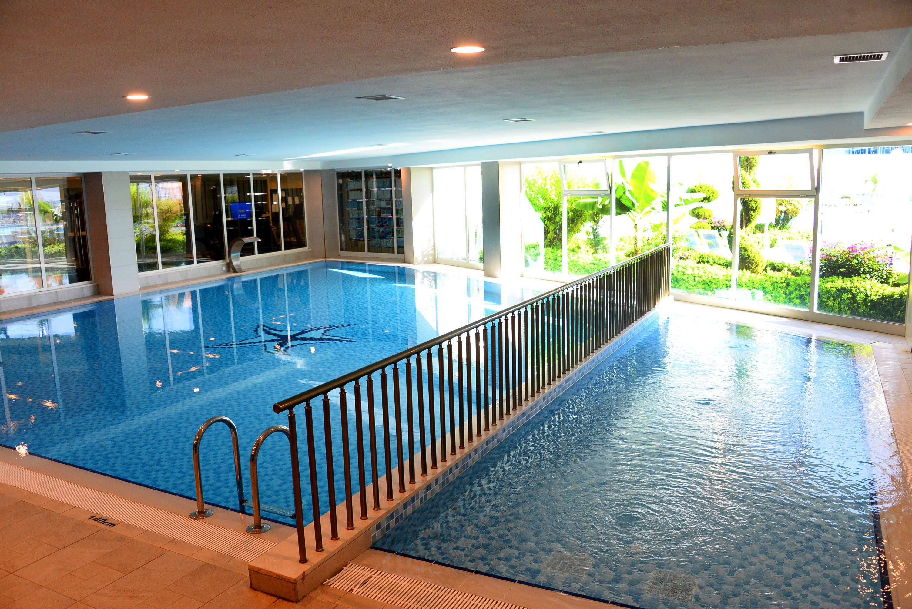 Piscină interioară