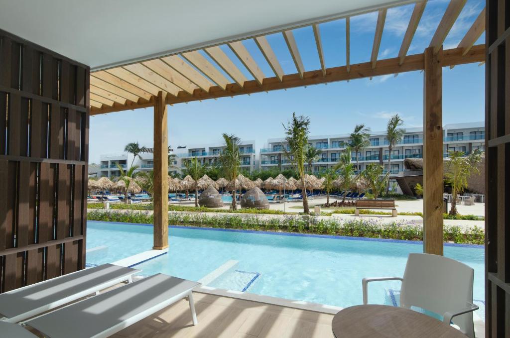 JUNIOR SUITE SWIM OUT POOL VIEW