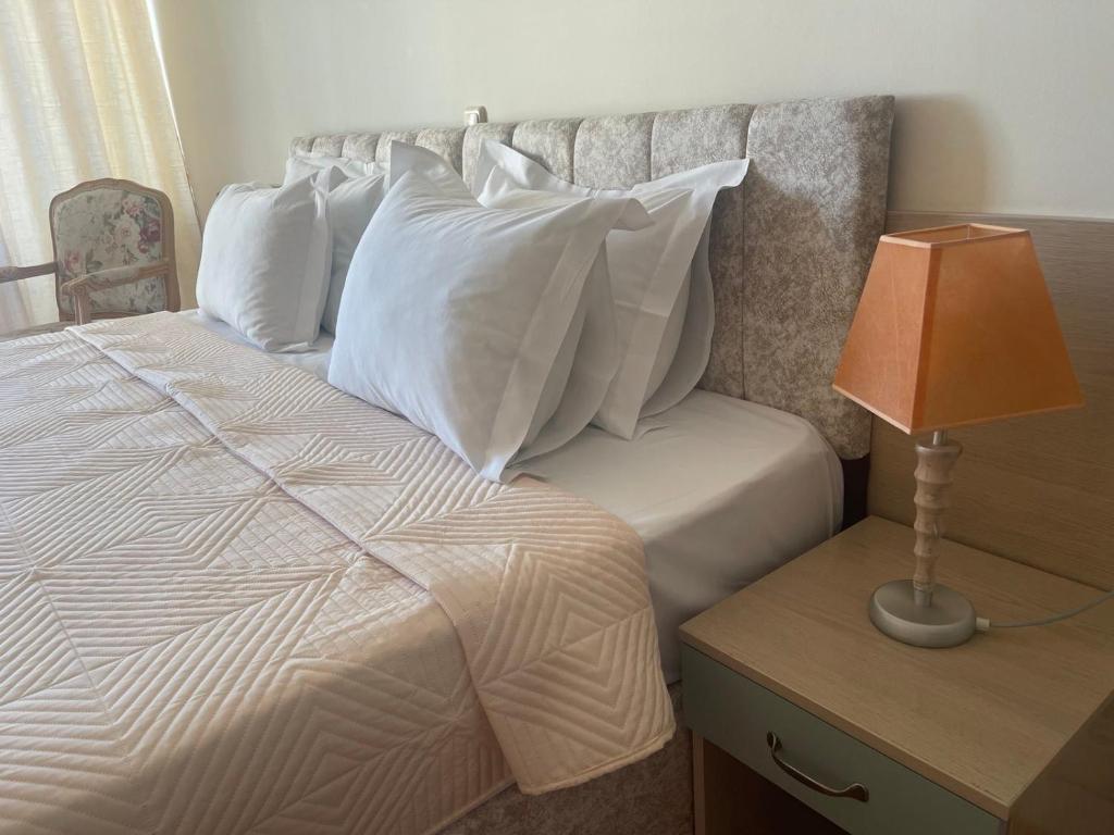 SINGLE ROOM