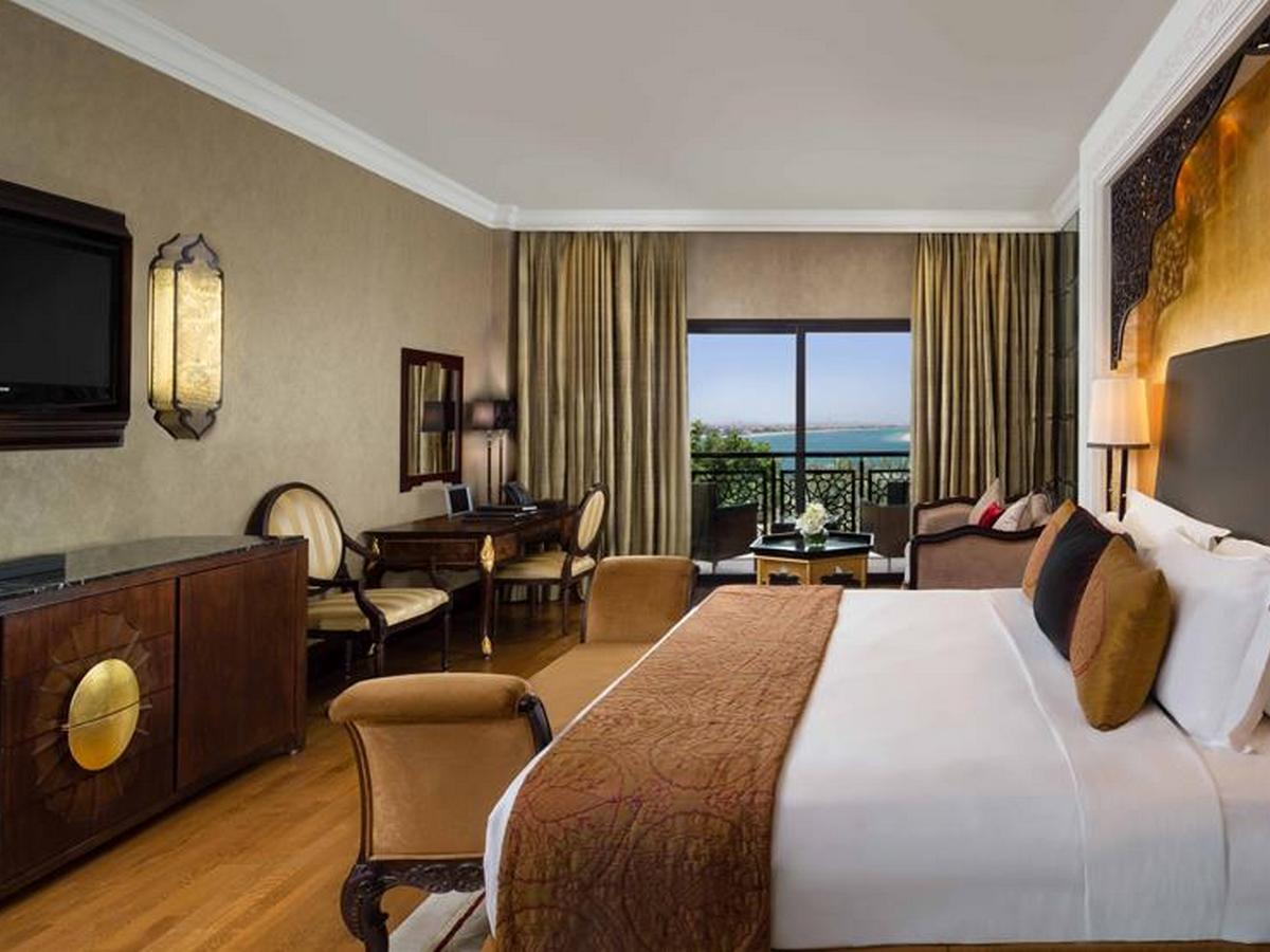 Club King Sea View Room