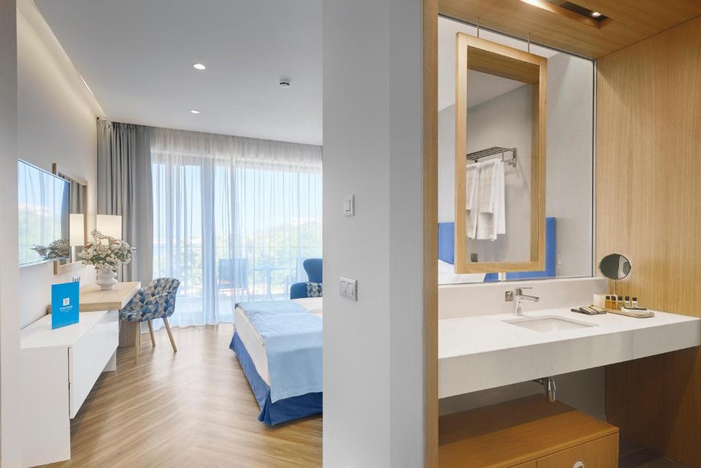 STANDARD ROOM (PARK VIEW, BALCONY)