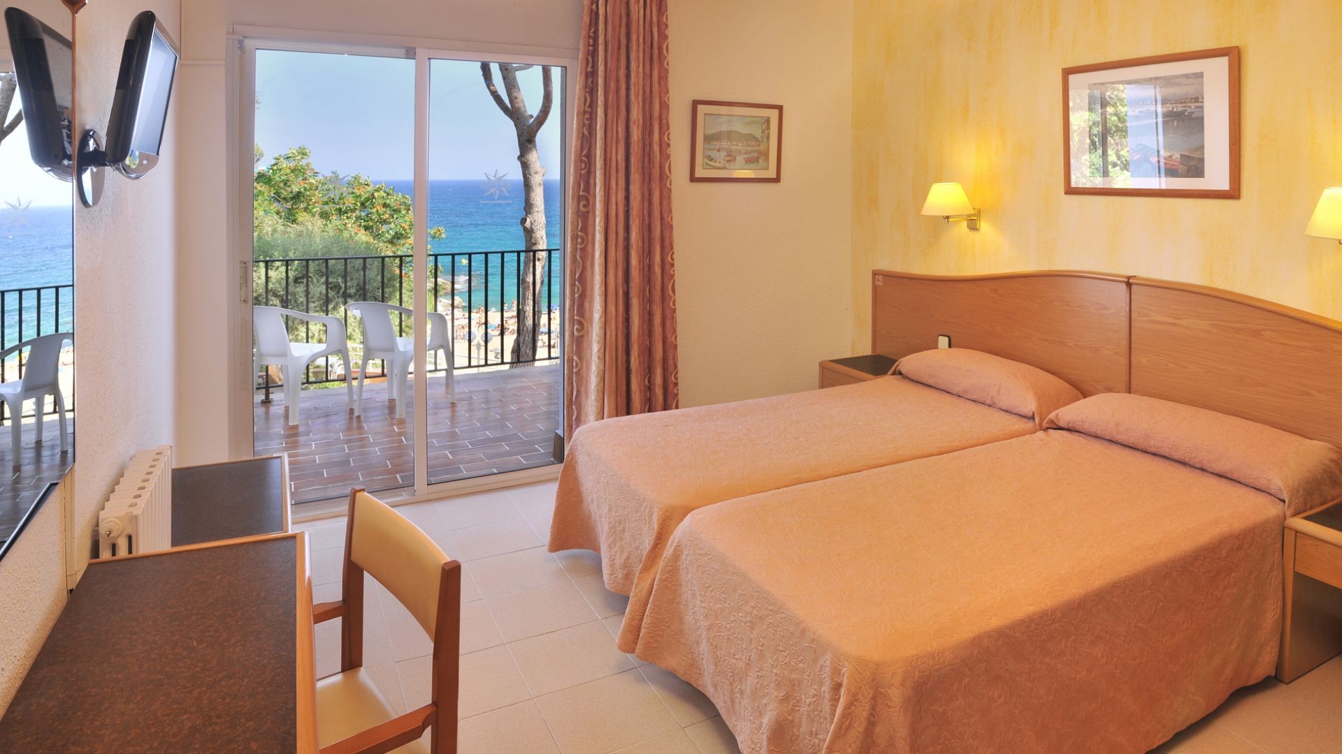 BALCONY ROOM