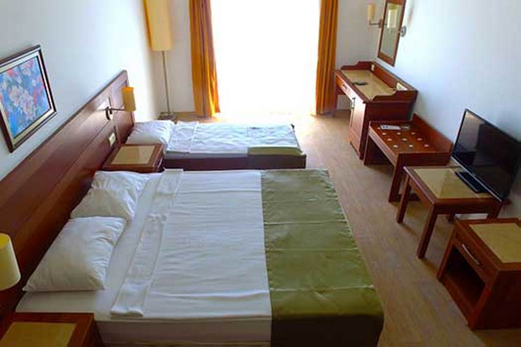 CLUB ROOM LAND VIEW