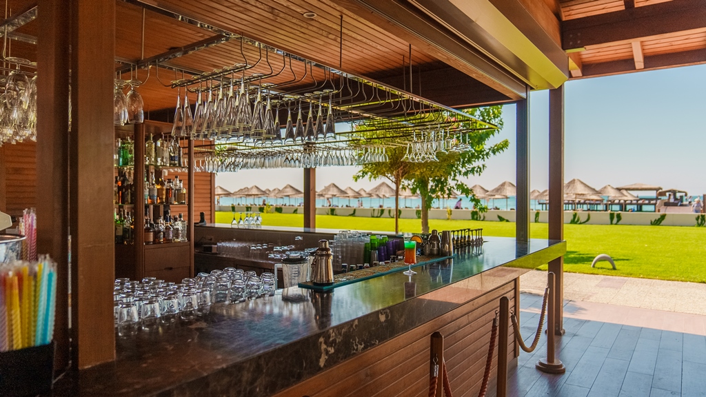 TRACES BEACH BAR