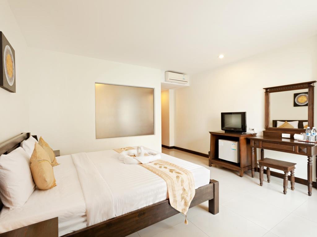 DELUXE ROOM (RUN OF HOUSE)
