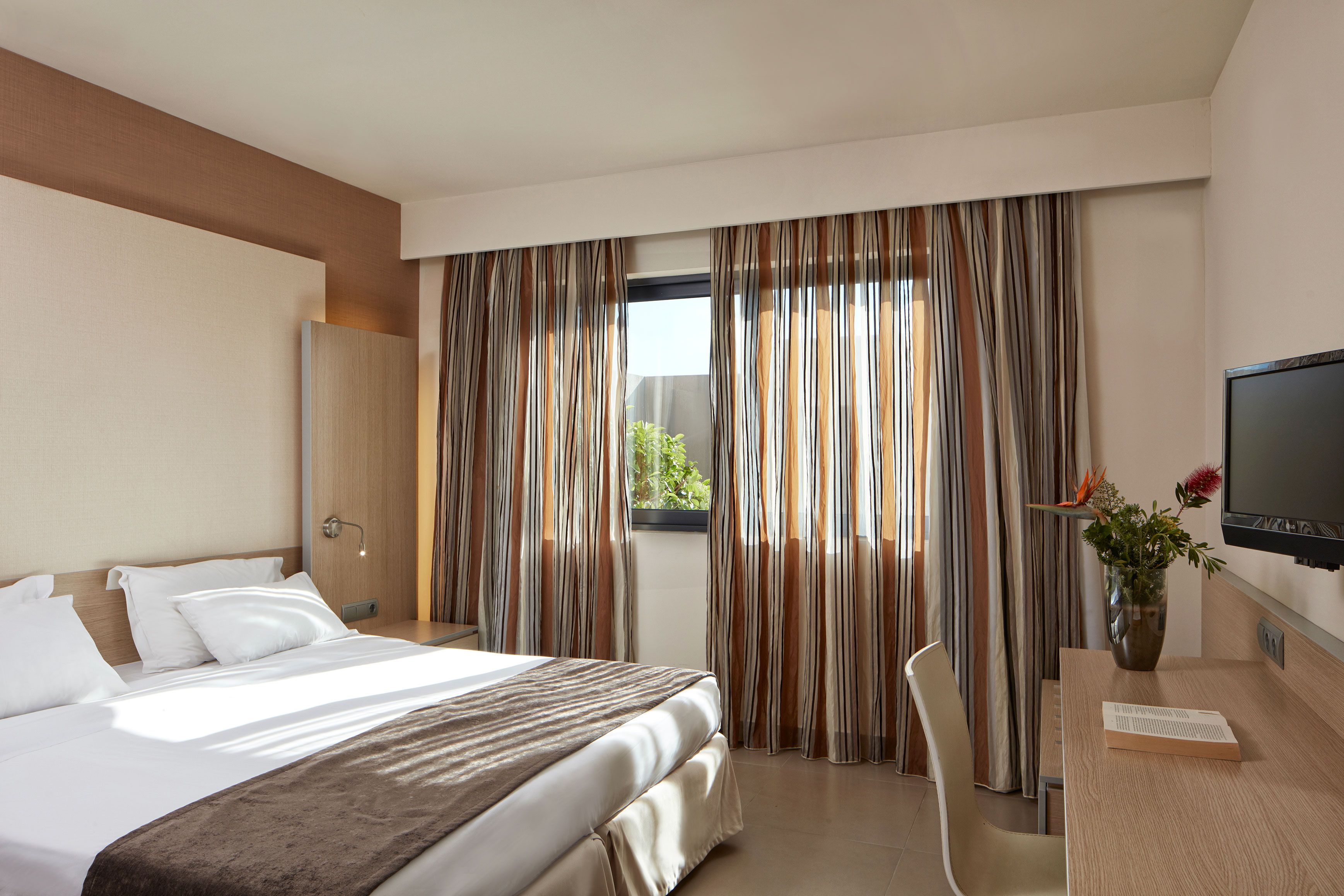 Superior Family Suite Inland View