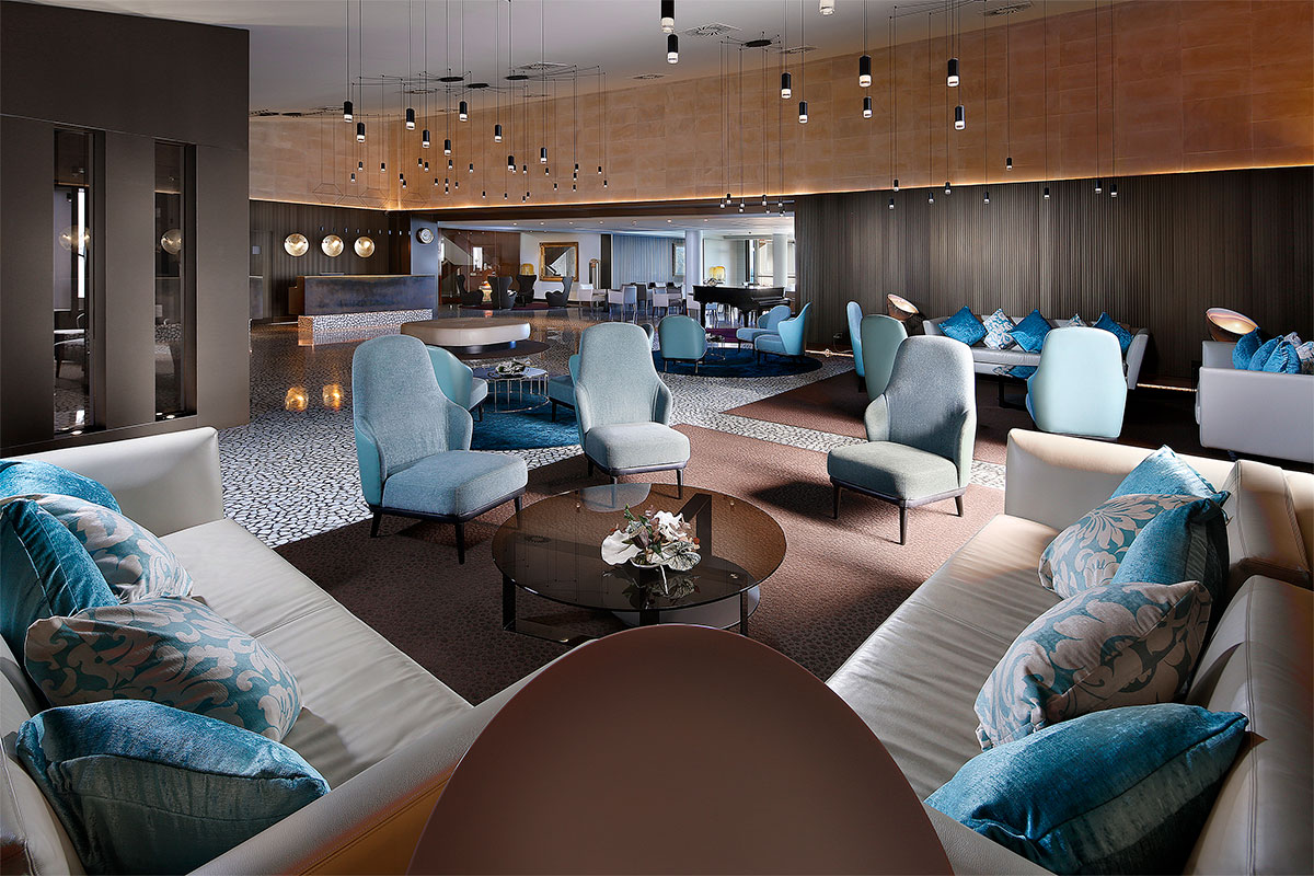 Lobby piano bar