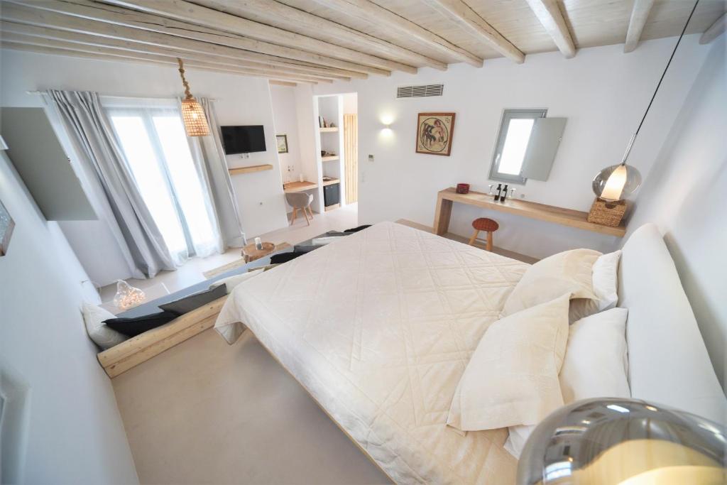 Deluxe Suite with Jetted Tub & Pool View