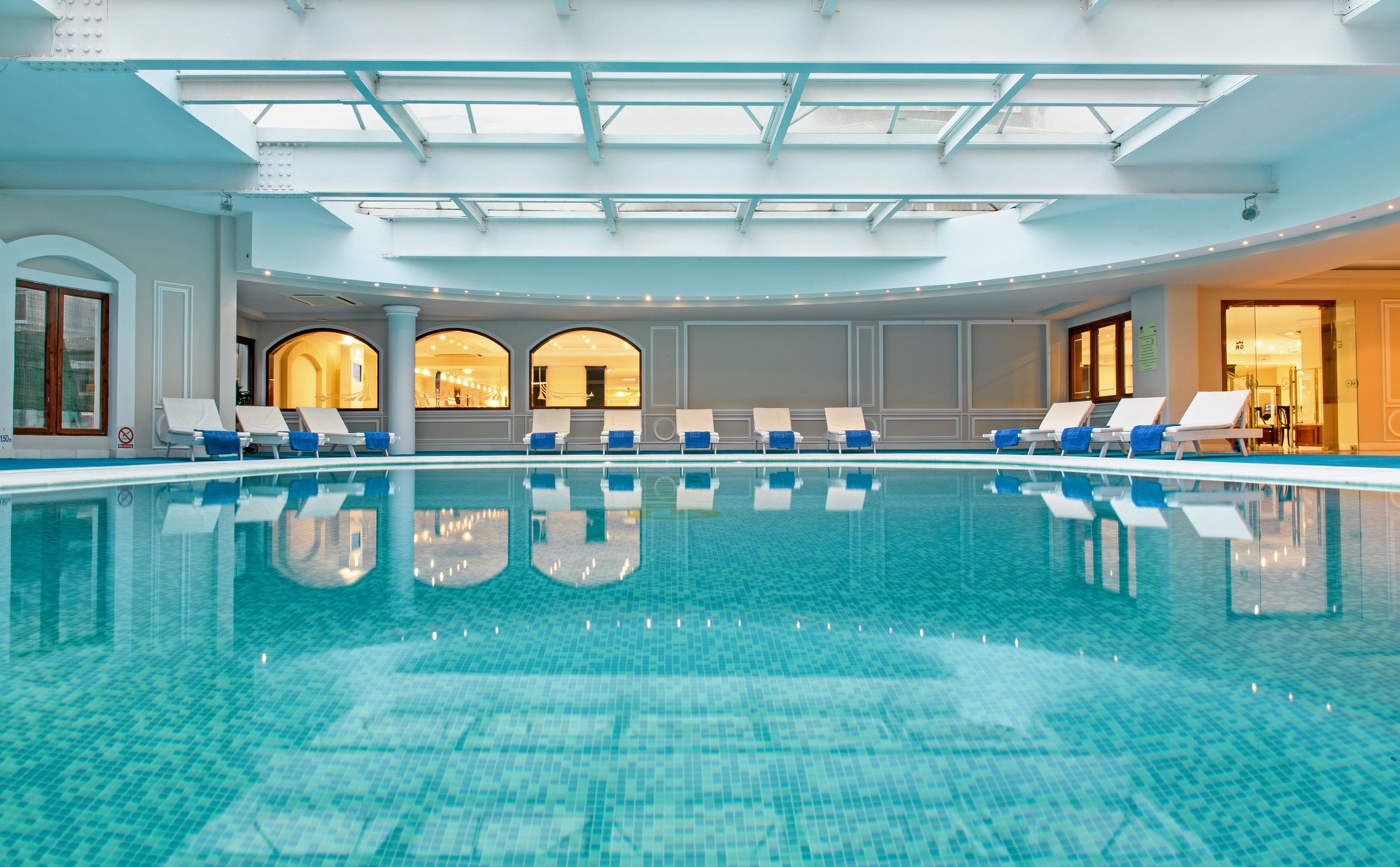 Piscină interioară