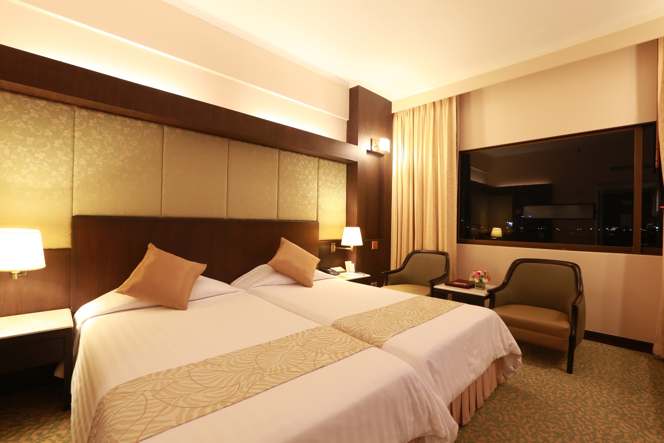 EXECUTIVE ROOM