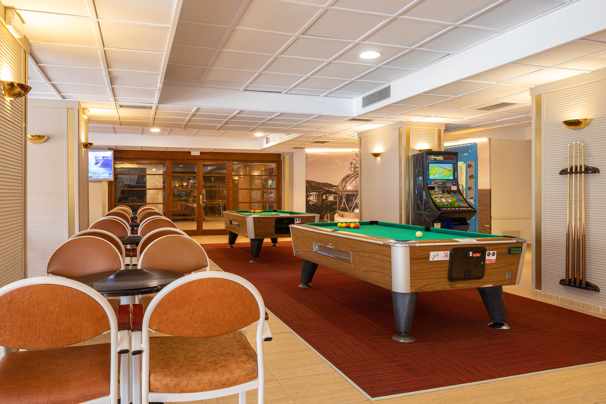 MAIN BAR