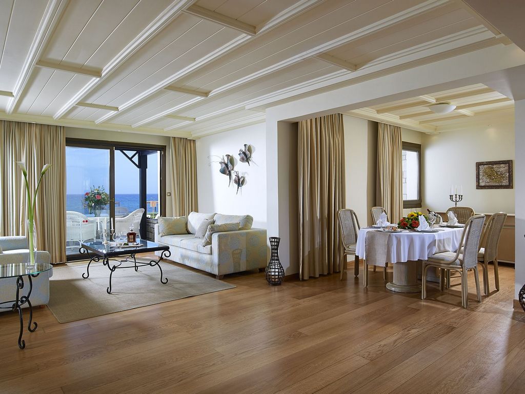 ROYAL SUITE SEA FRONT SHARING POOL