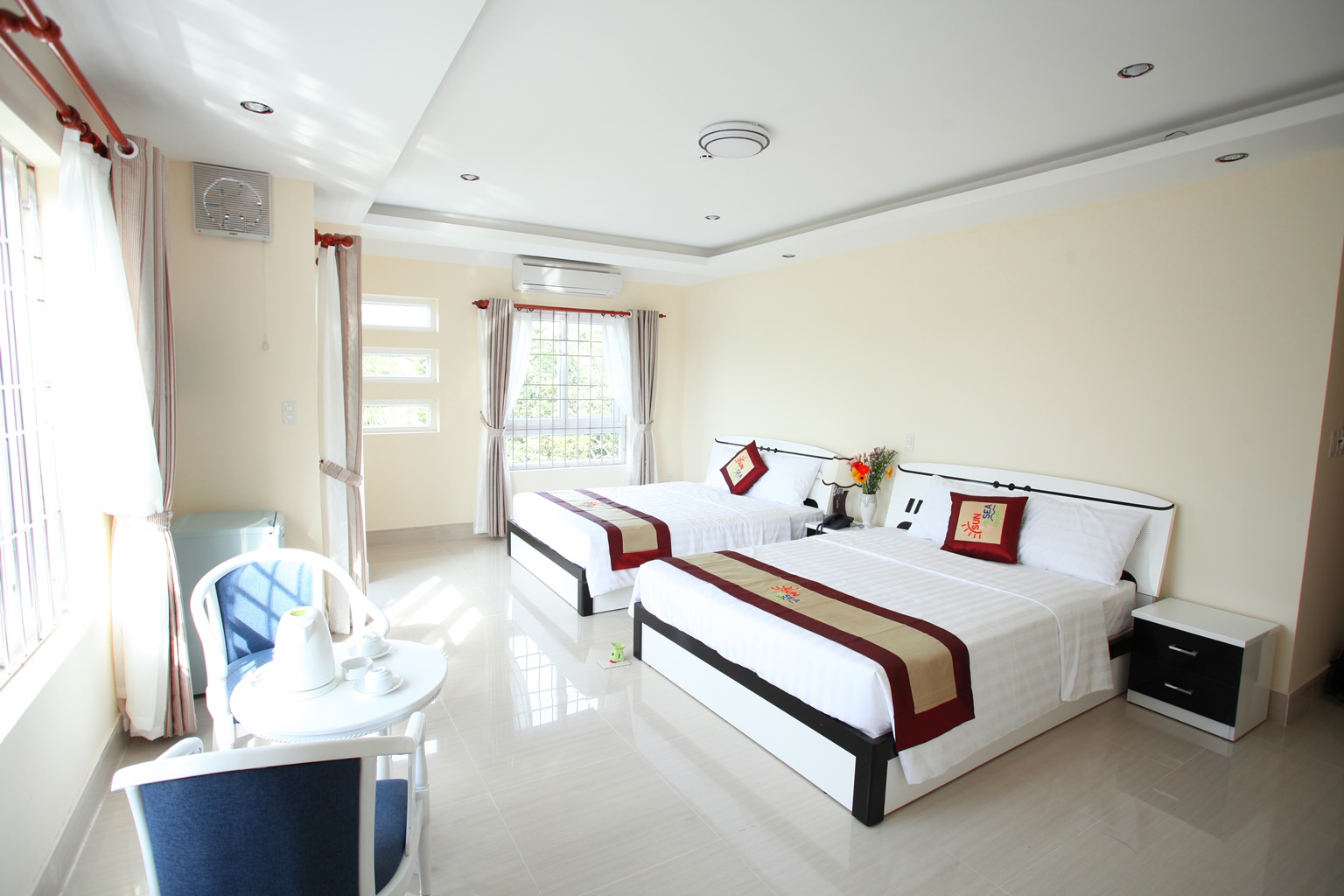 DELUXE FAMILY ROOM