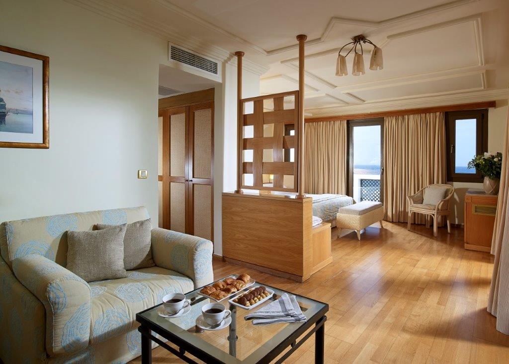 JUNIOR SUITE SHARING POOL