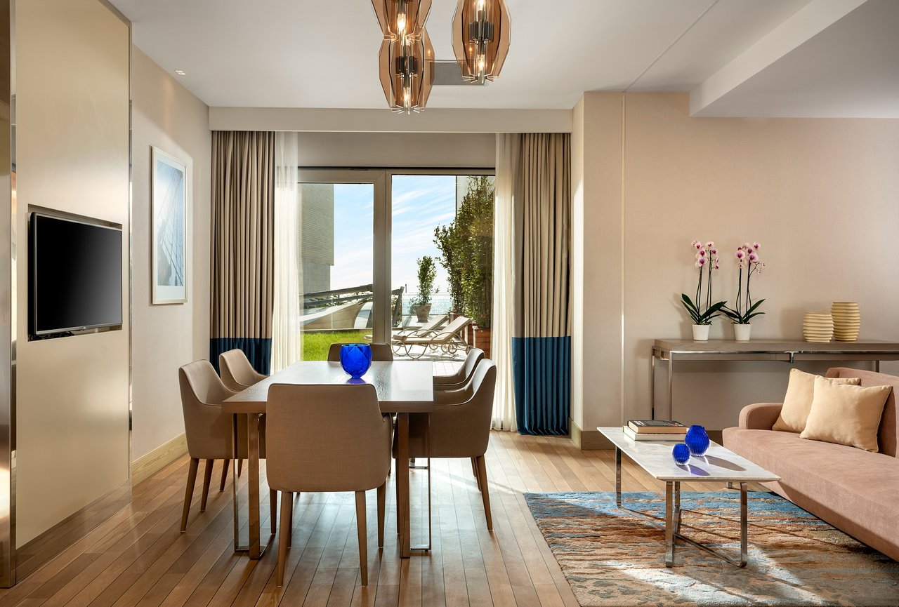 DIPLOMAT SUITE (CLUB LOUNCH)
