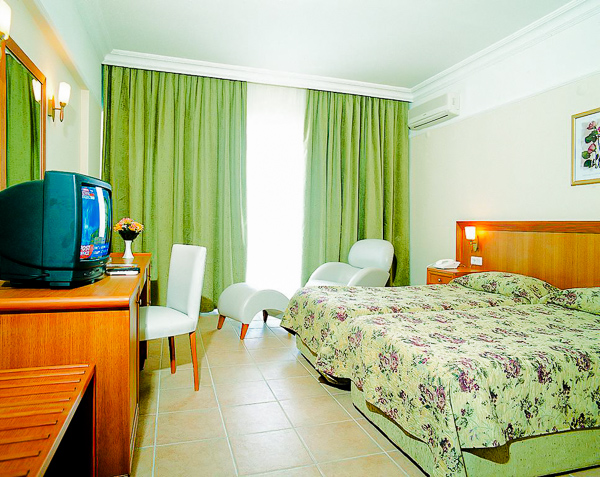 Kusadasi, Hotel Palmin, camera, paturi, TV, aer conditionat.jpg