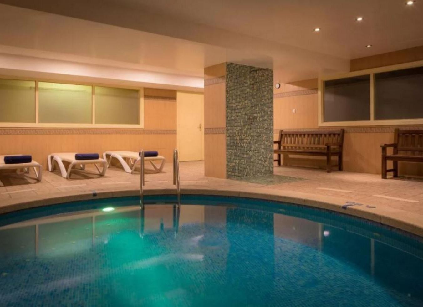 Piscină interioară