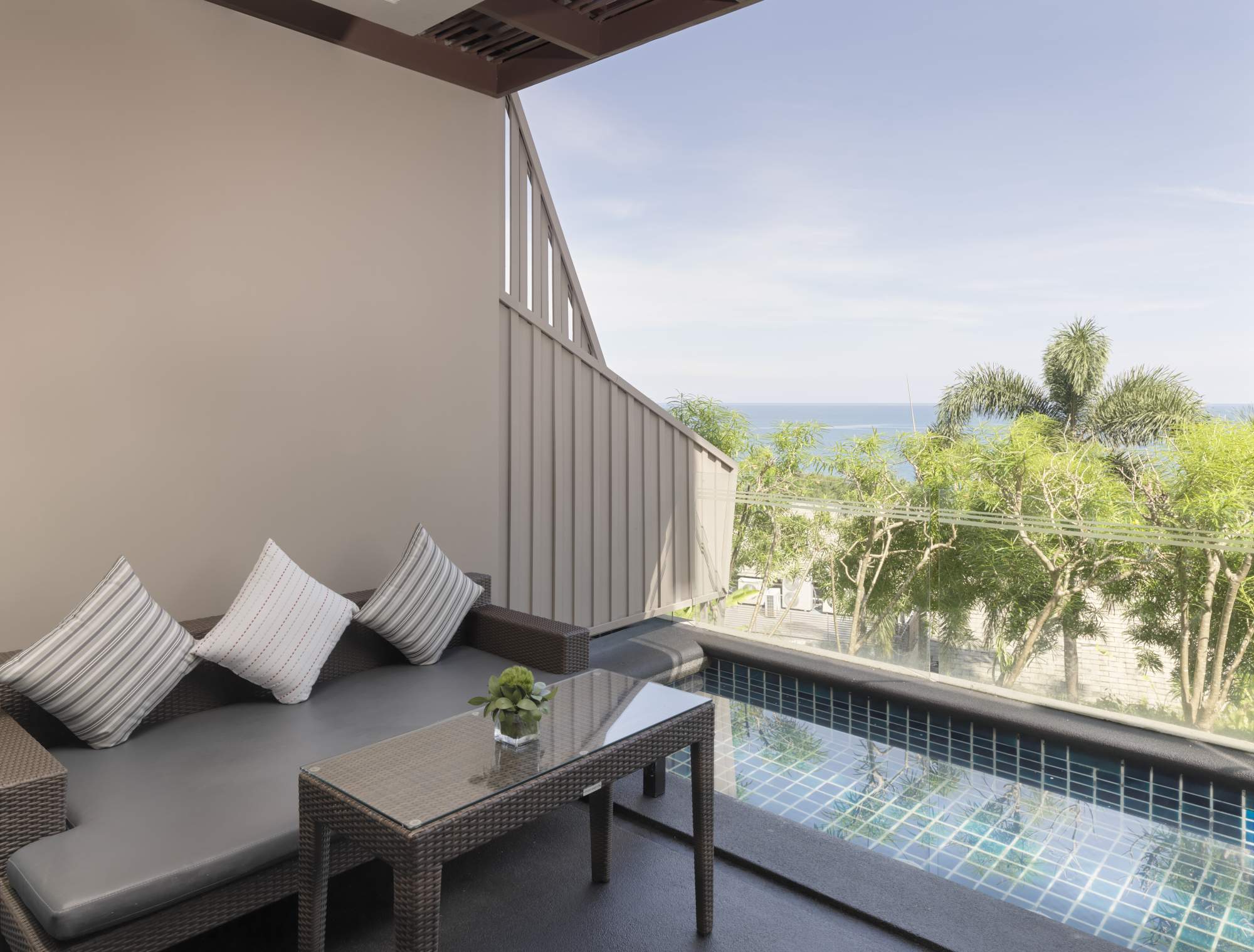 KING BED WITH PLUNGE POOL