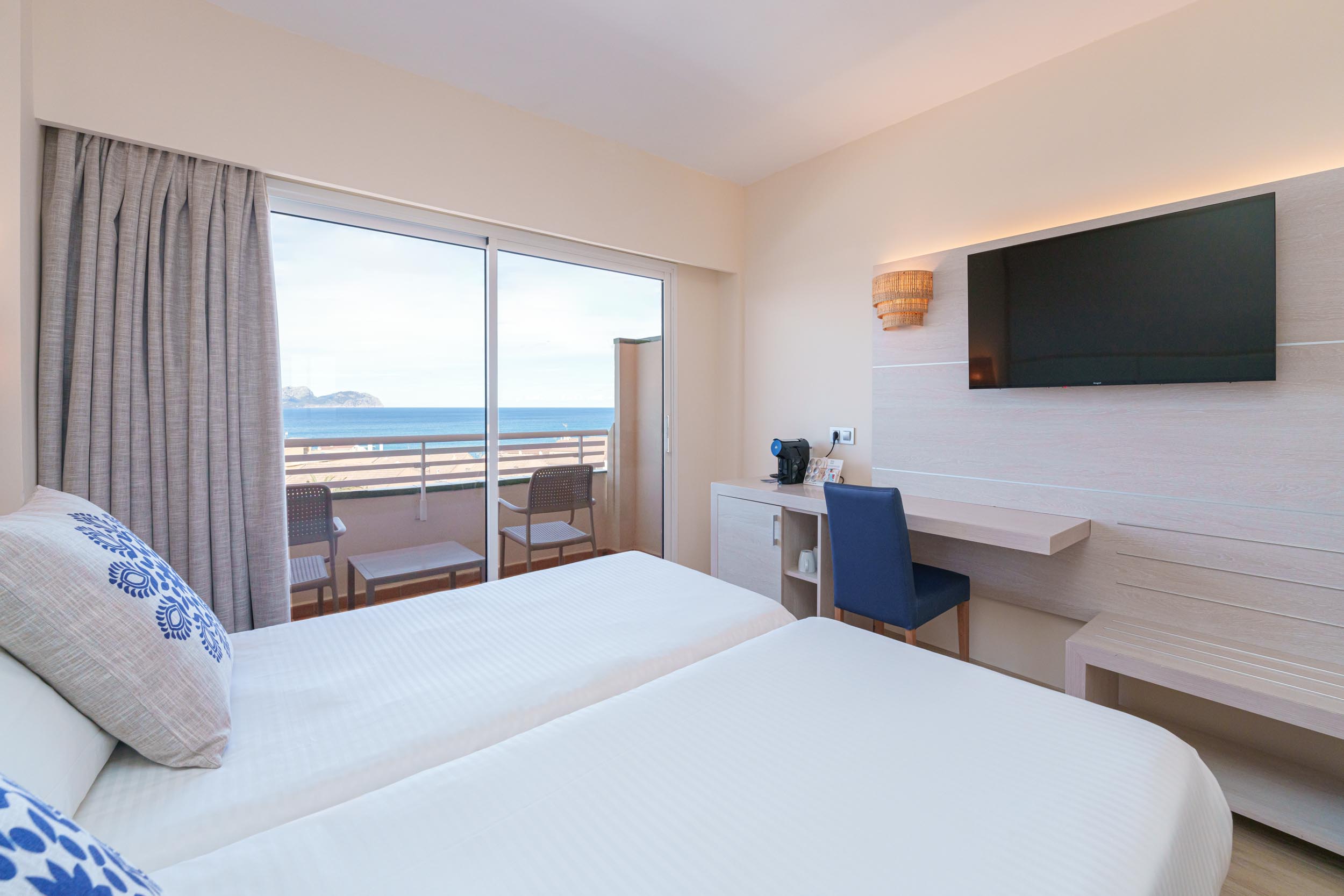 DOUBLE SEAVIEW  (BALCONY OR TERRACE)