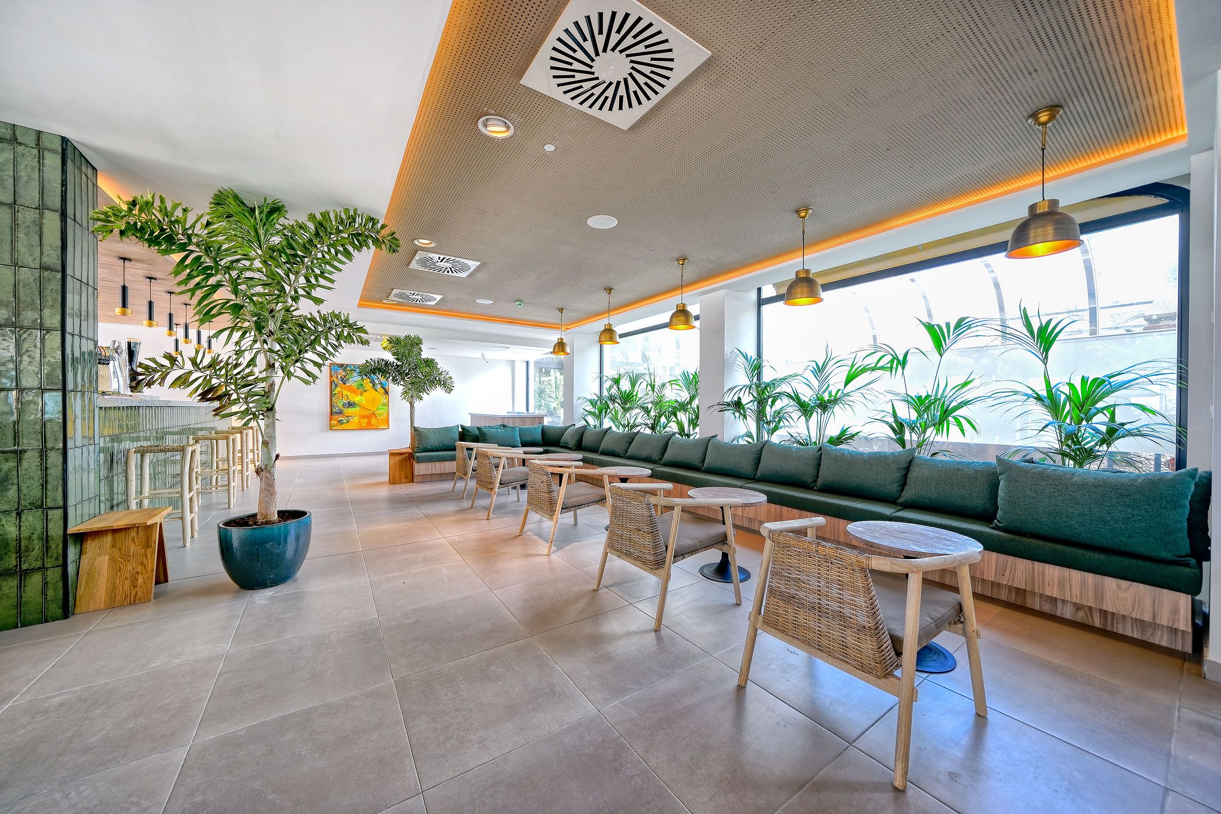 MOGAN LOUNGE BAR