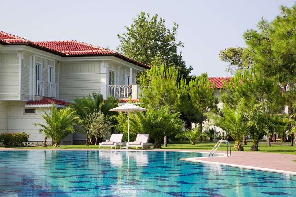 Deluxe Pool Family Room