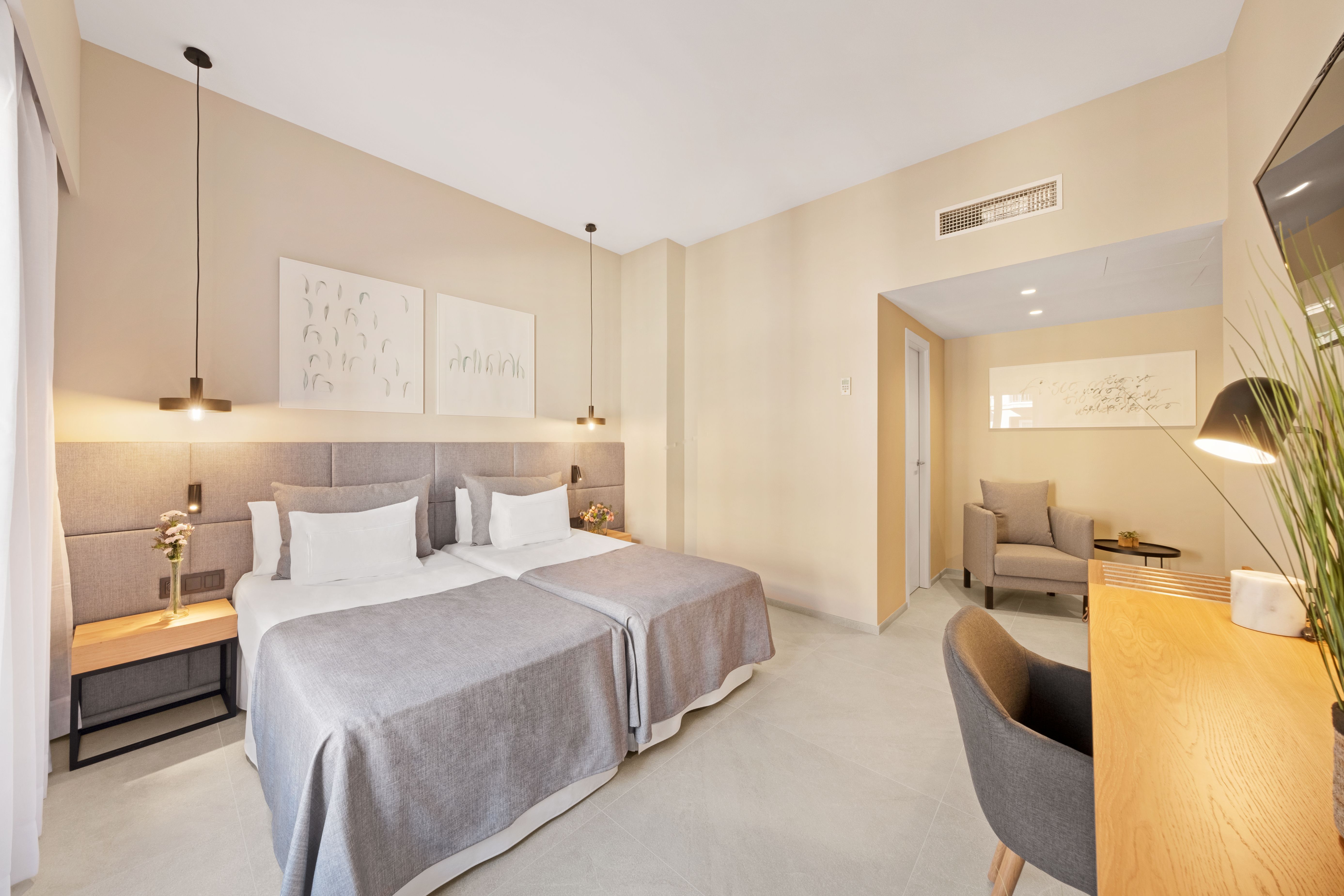 DOUBLE WITH DOUBLE BED