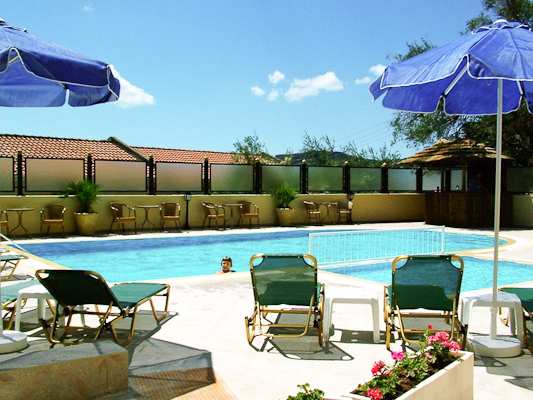 Corfu, Hotel Secret Corfu, piscina exterioara, sezlonguri.jpg