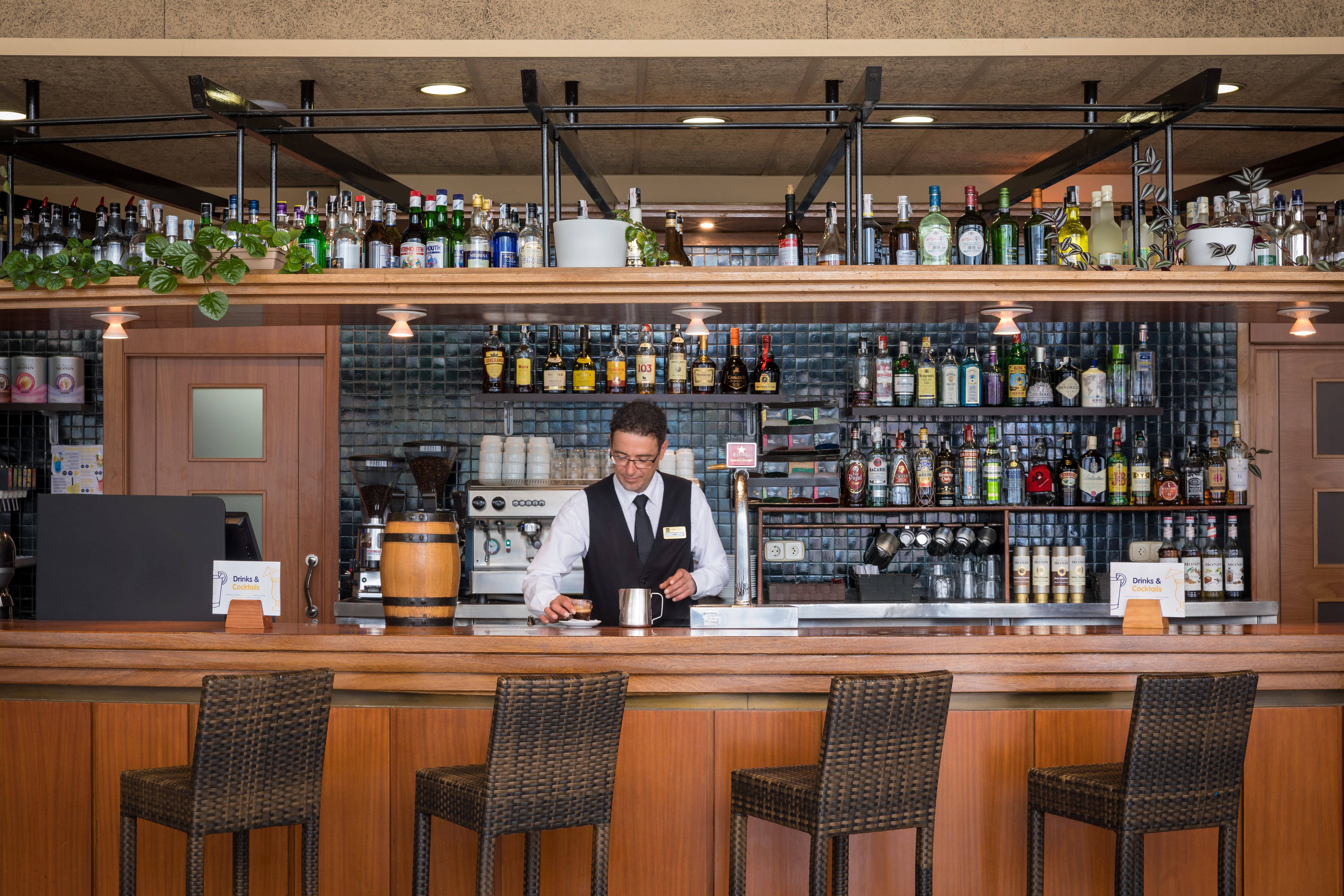 LOBBY BAR