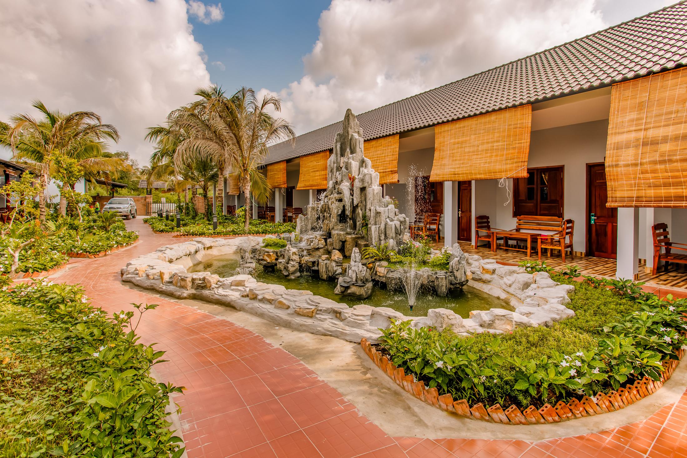 DELUXE FAMILY GARDEN VIEW