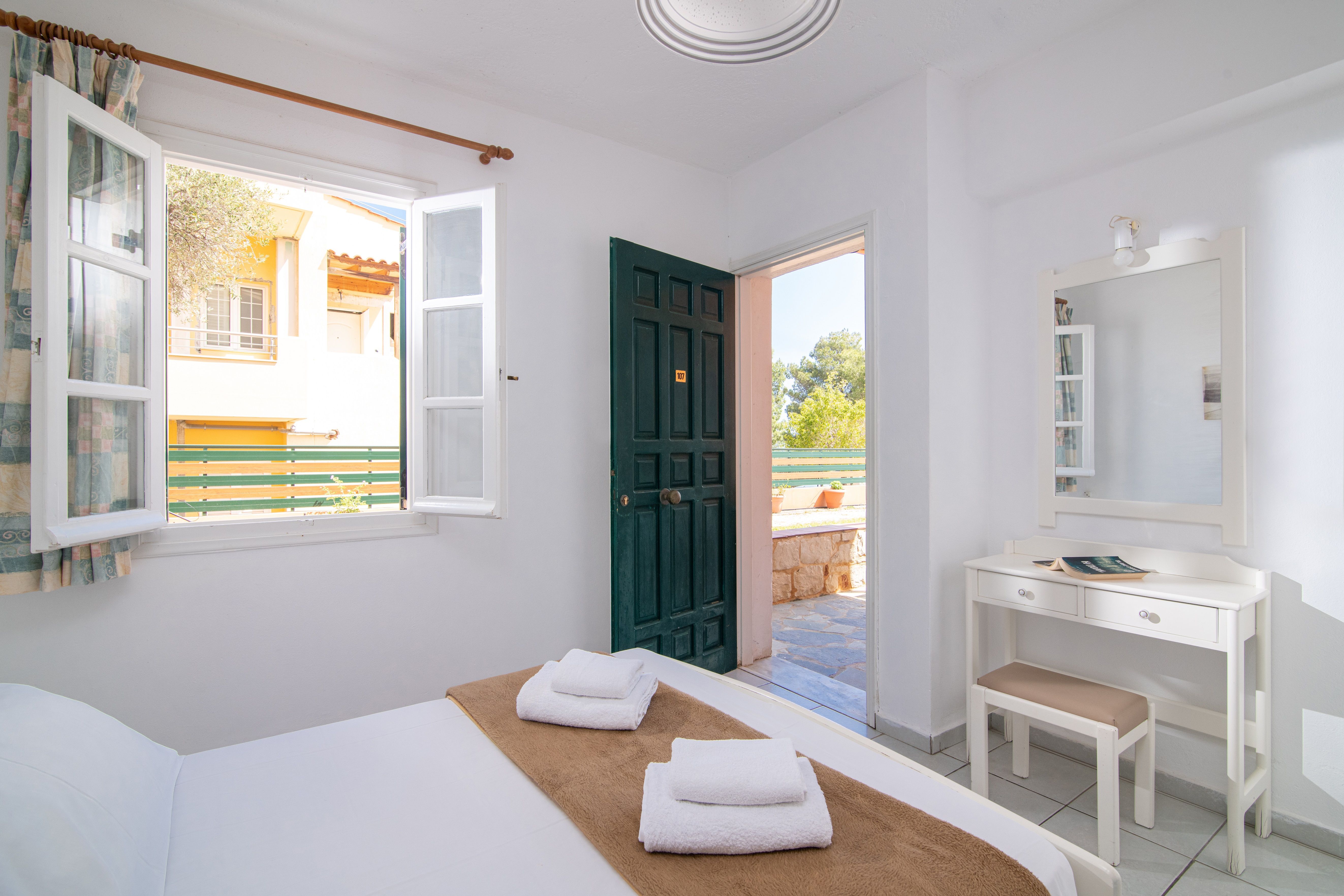 Studio with Garden or Pool View