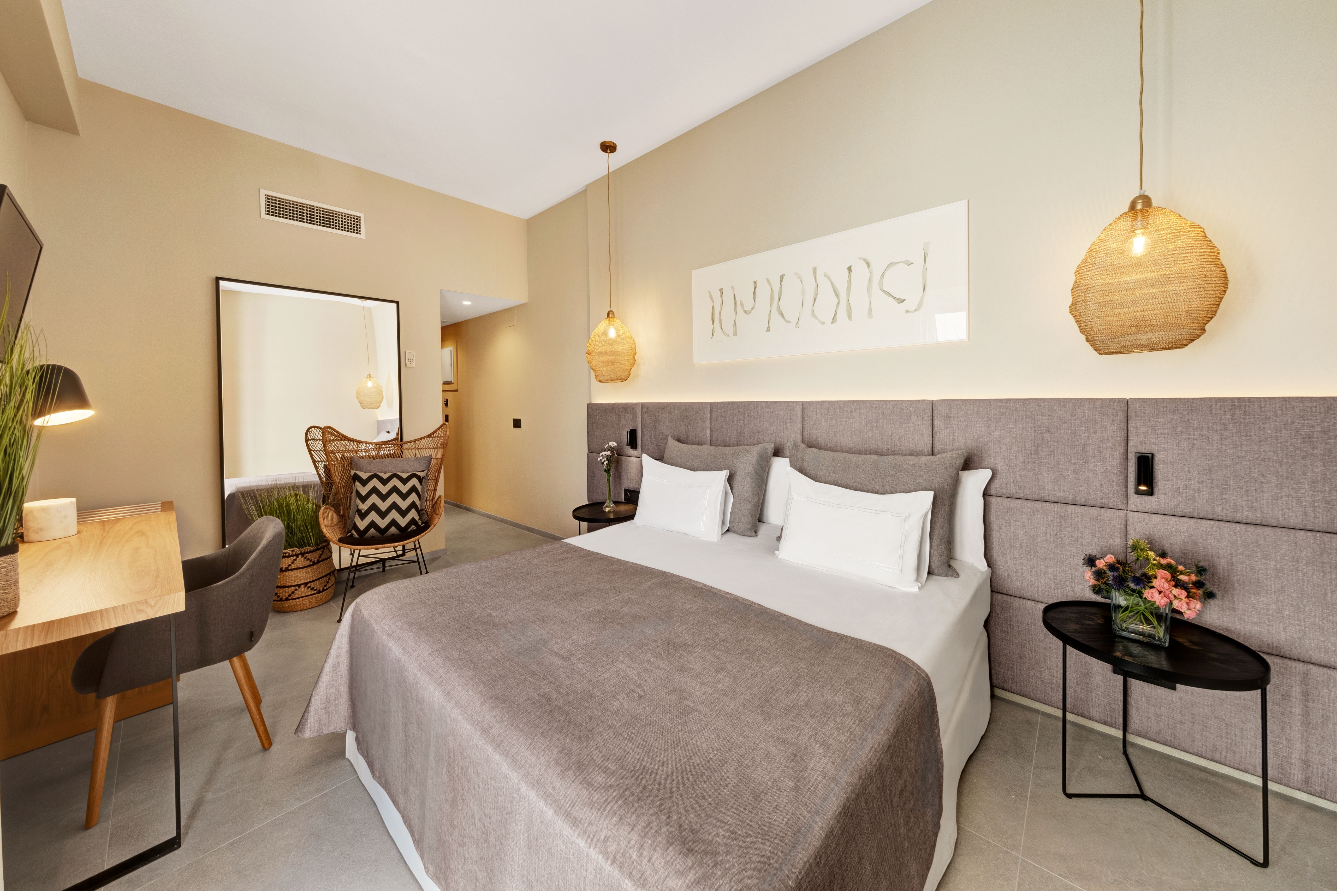 DOUBLE WITH DOUBLE BED