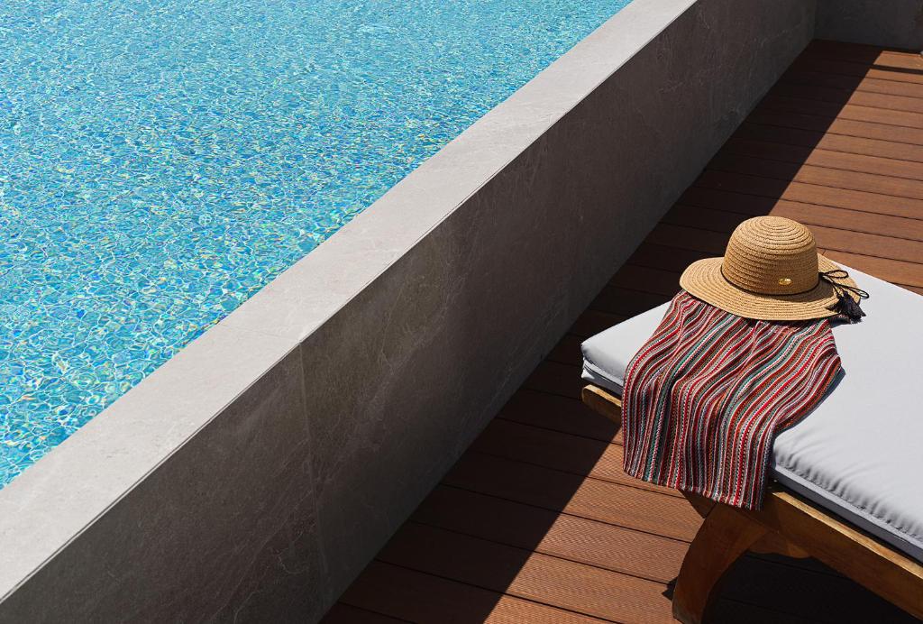 room ( swim up)