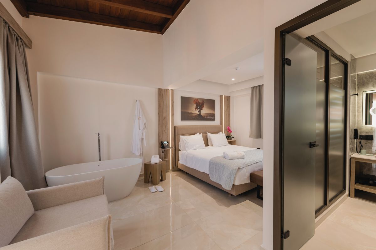 EXECUTIVE SUITE WITH BALCONY OR WINDOW