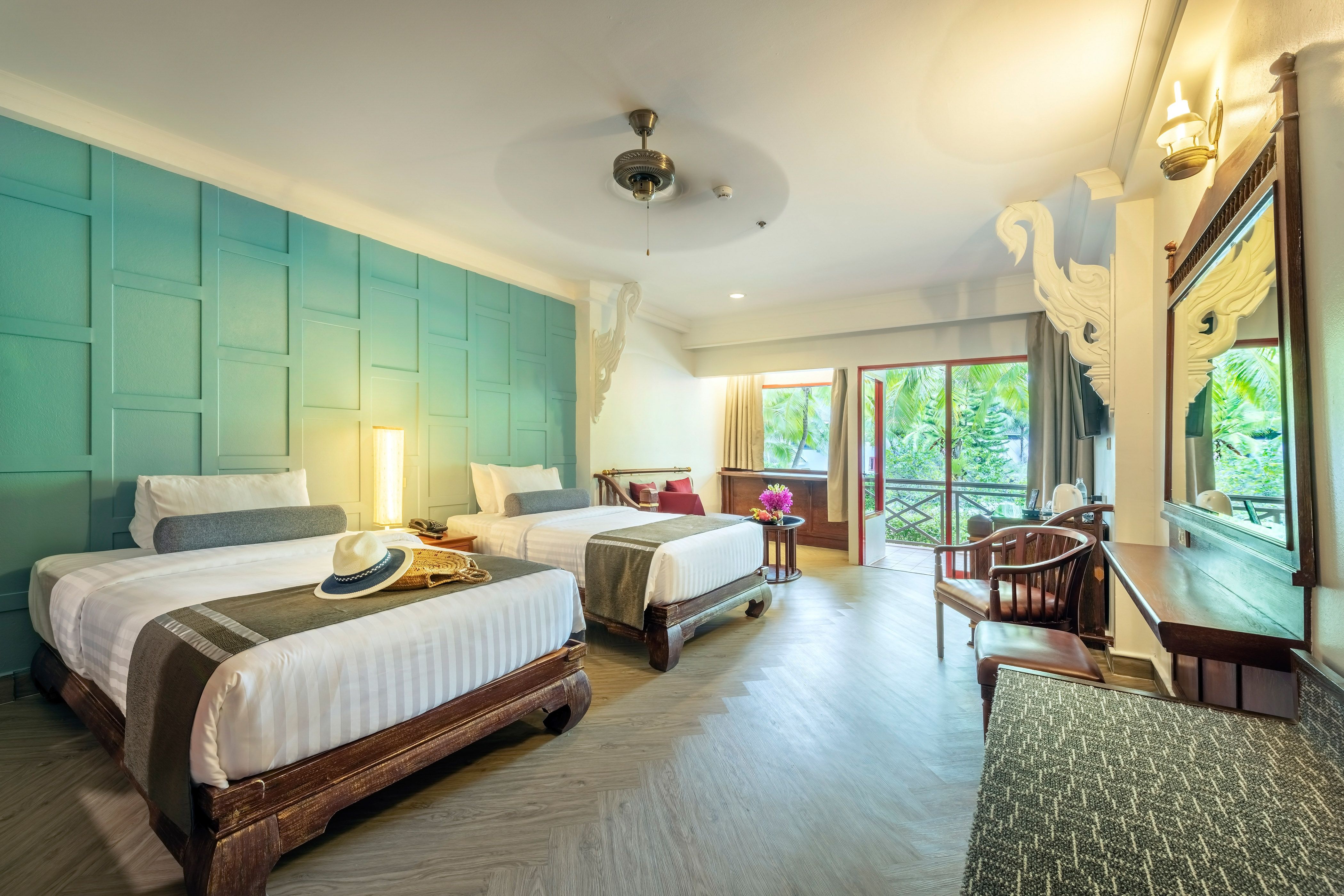 EXECUTIVE ROOM 