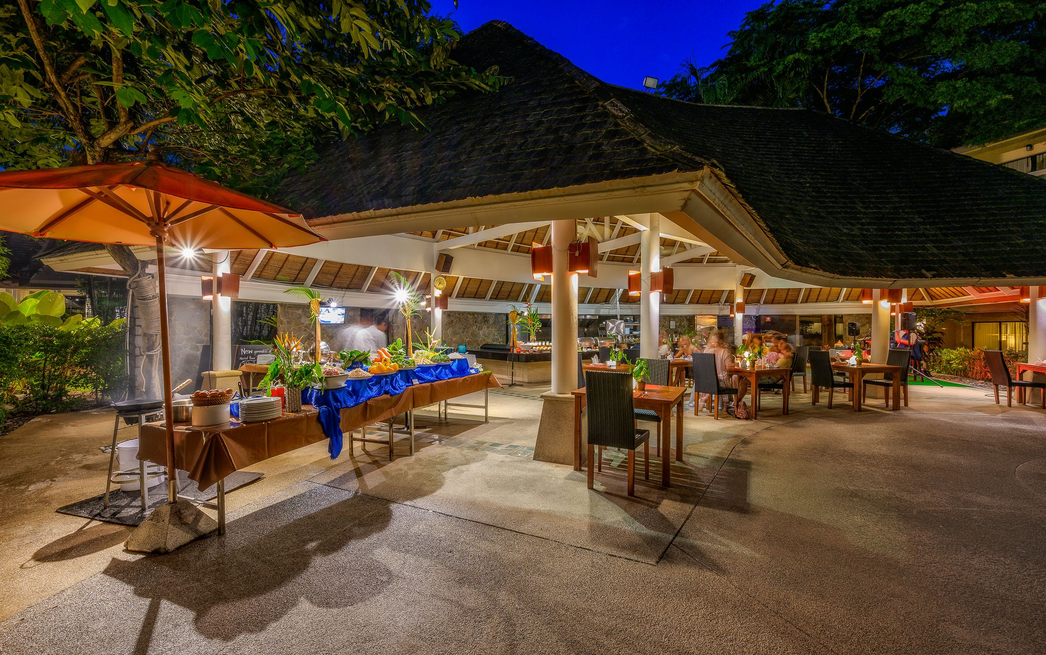 Waves Restaurant and Pool Bar