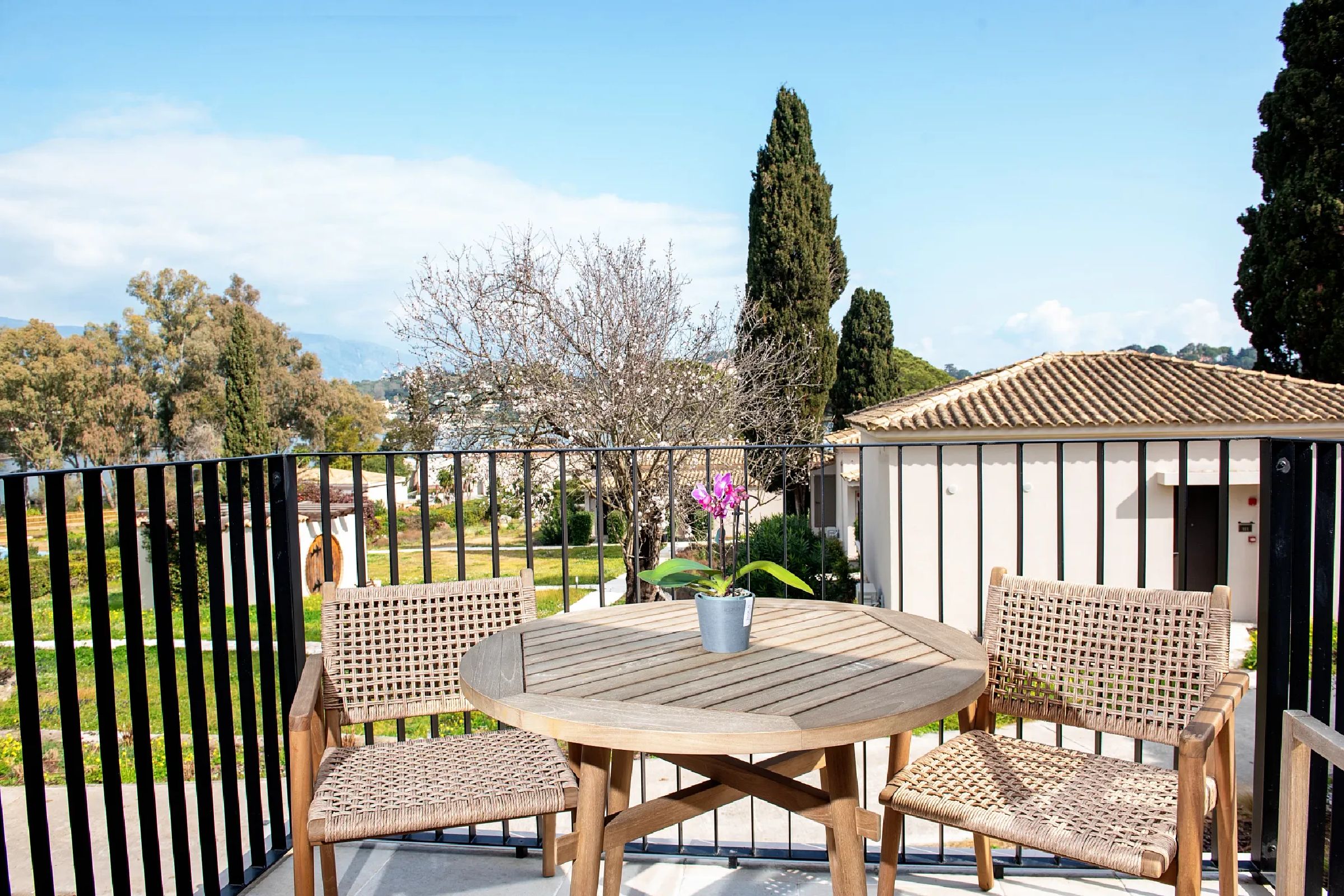 BUNGALOW FAMILY GARDEN VIEW